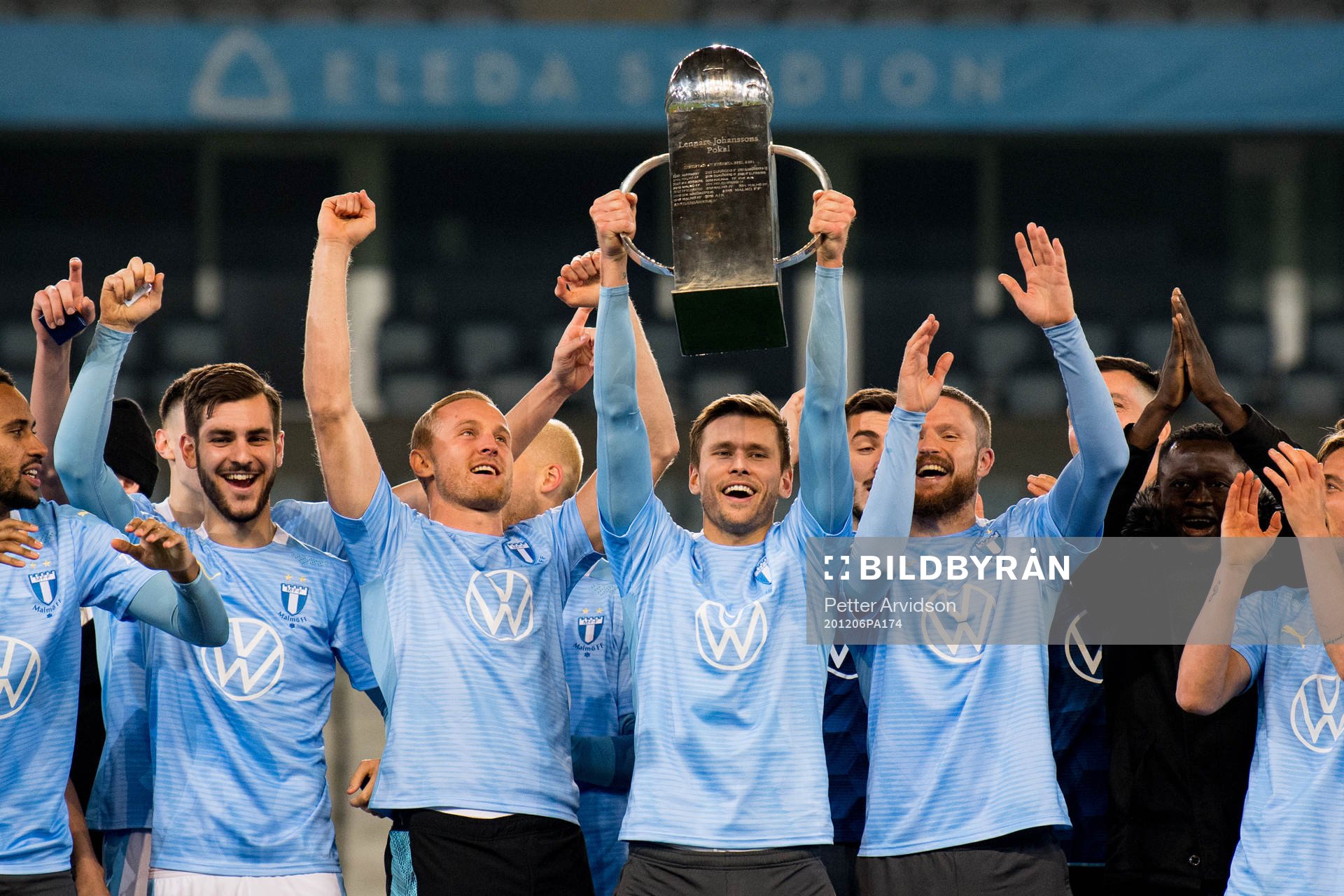 Malmö FFs Arnór Traustason jublar med Lennart Johanssons