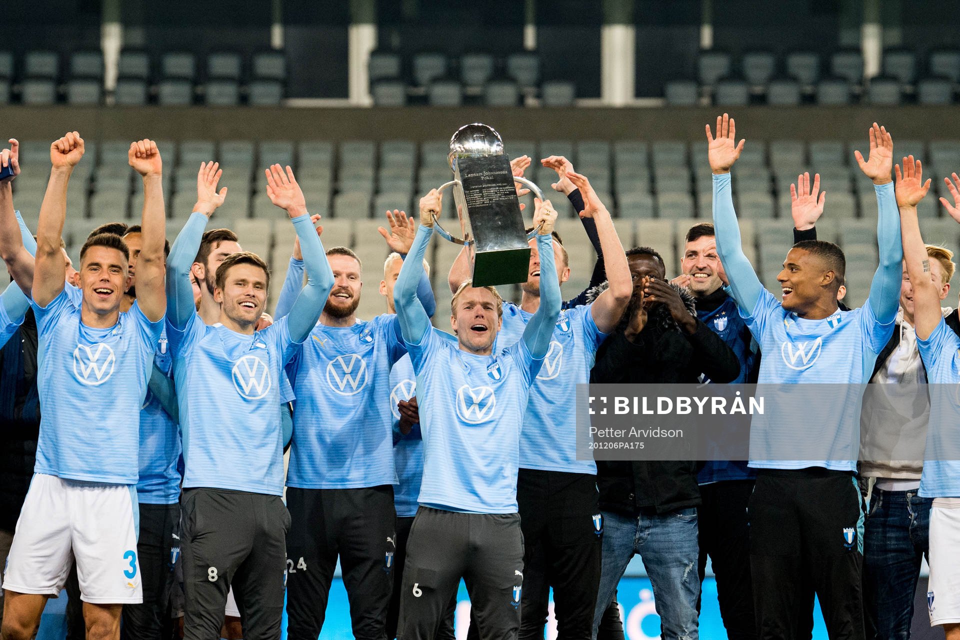 Malmö FFs Oscar Lewicki jublar med Lennart Johanssons pokal efter fotbollsmatchen i Allsvenskan mellan Malmö FF och Östersund den 6 december 2020 i Malmö.