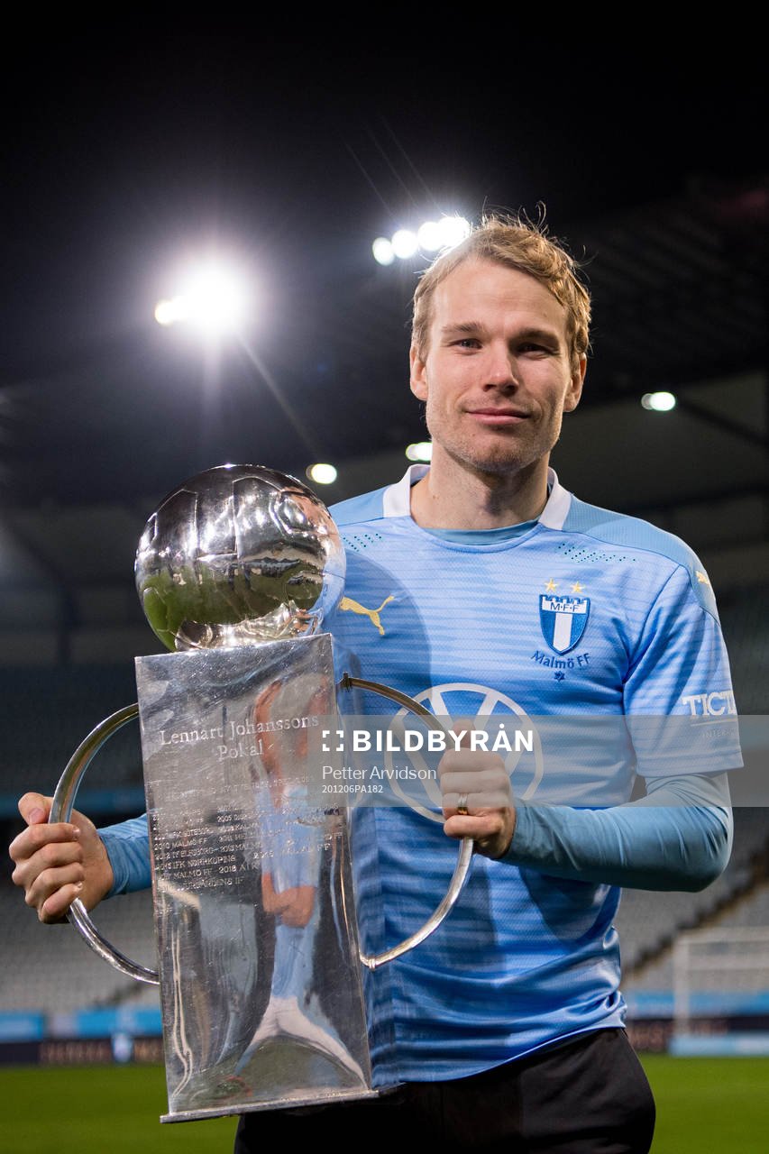 Malmö FFs Oscar Lewicki med Lennart Johanssons pokal
