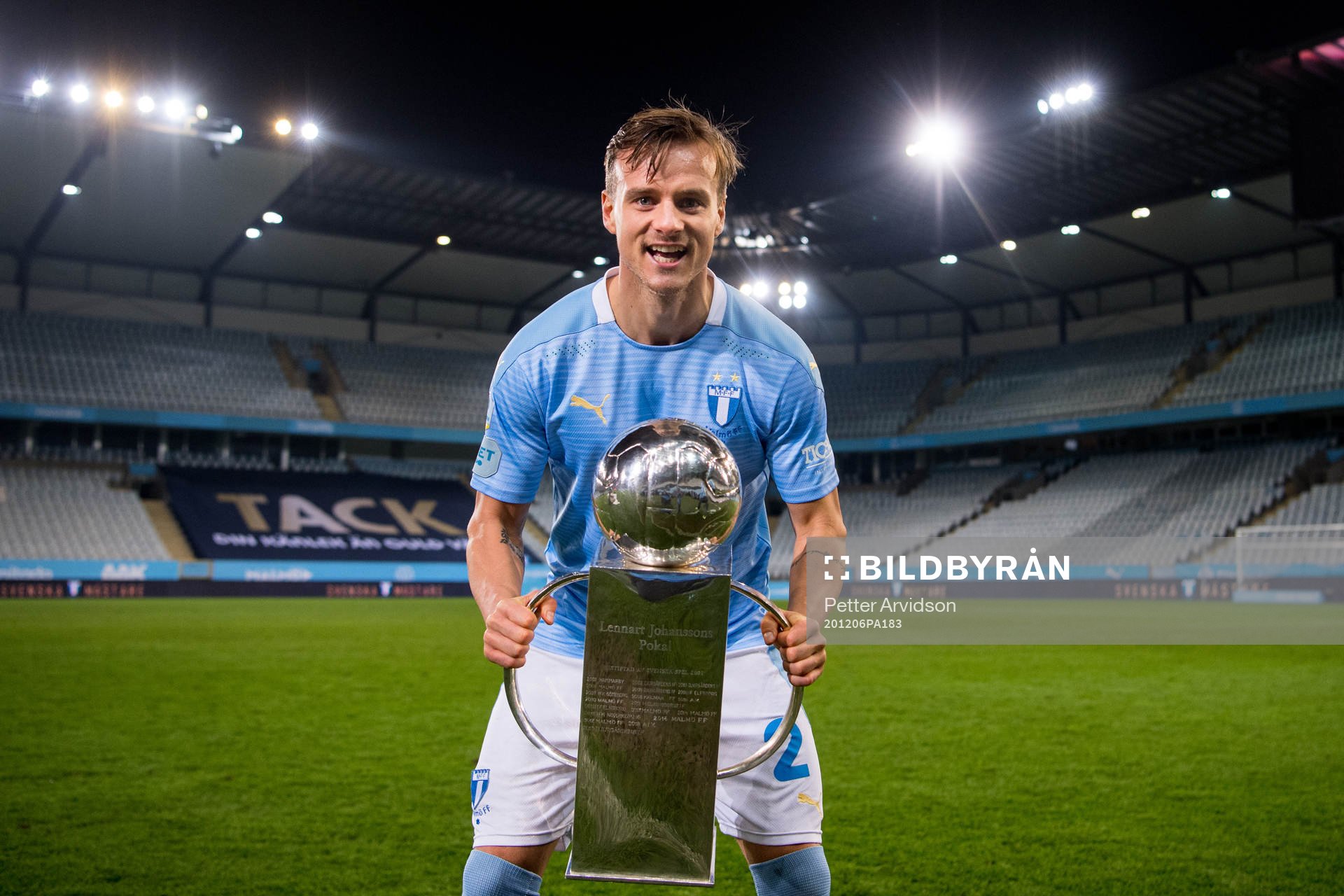 Malmö FFs Eric Larsson med Lennart Johanssons pokal