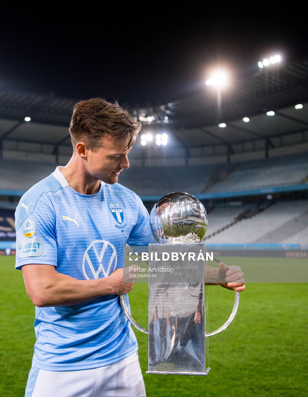 Malmö FFs Eric Larsson med Lennart Johanssons pokal