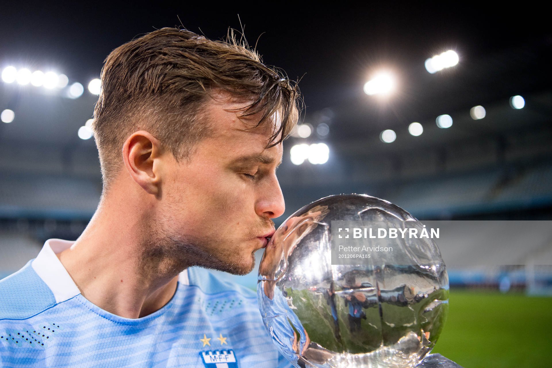Malmö FFs Eric Larsson med Lennart Johanssons pokal