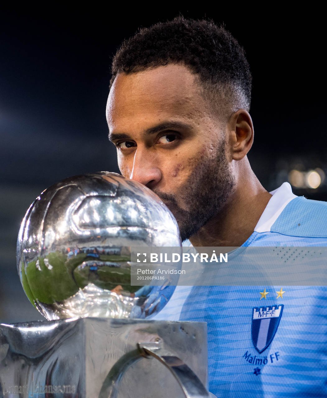 Malmö FFs Isaac Kiese Thelin med Lennart Johanssons pokal