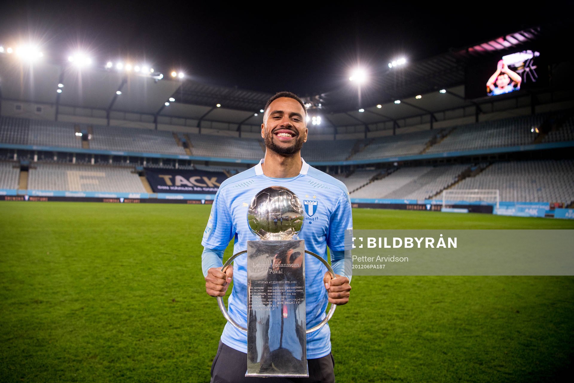 Malmö FFs Isaac Kiese Thelin med Lennart Johanssons pokal