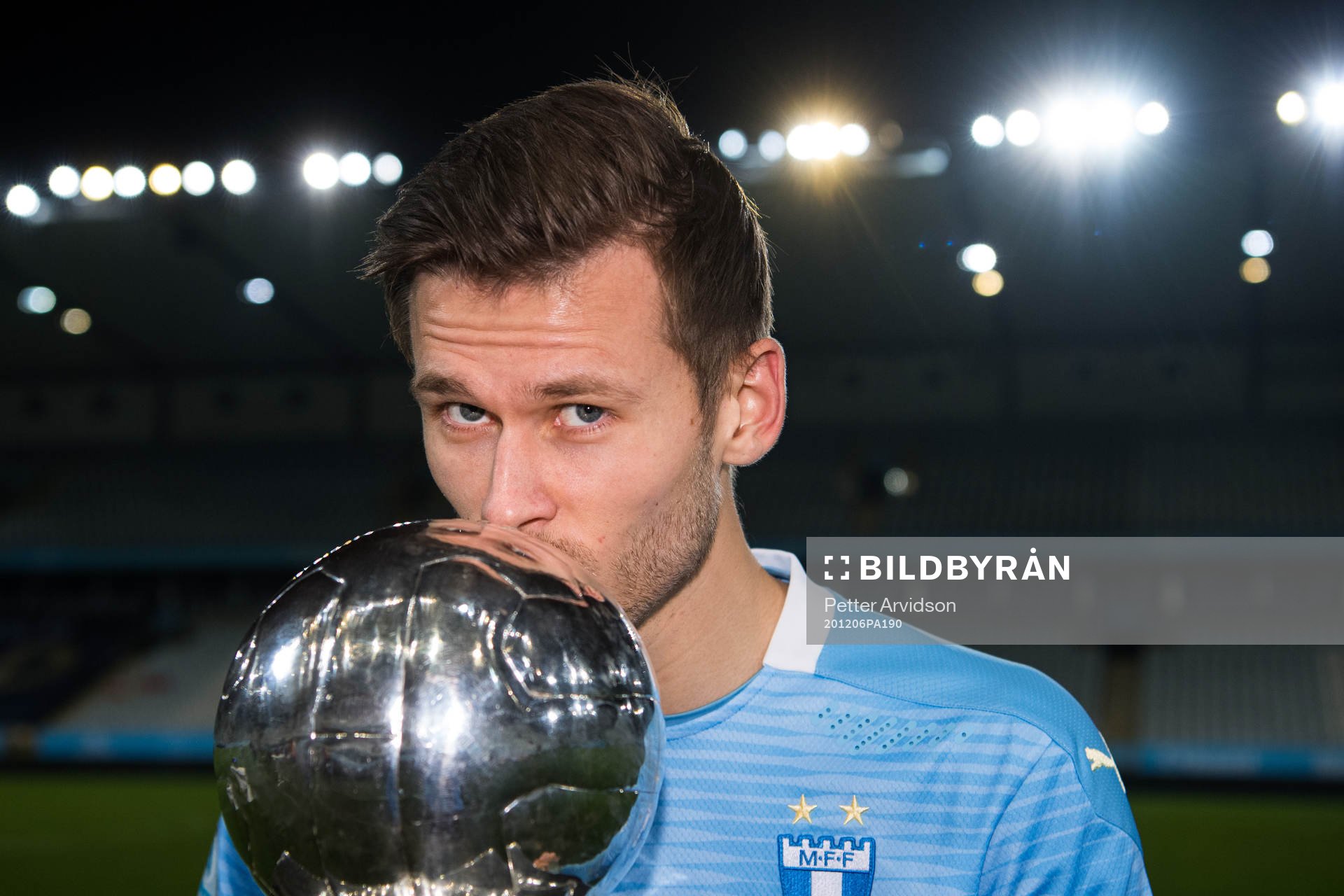 Malmö FFs Arnór Traustason med Lennart Johanssons pokal
