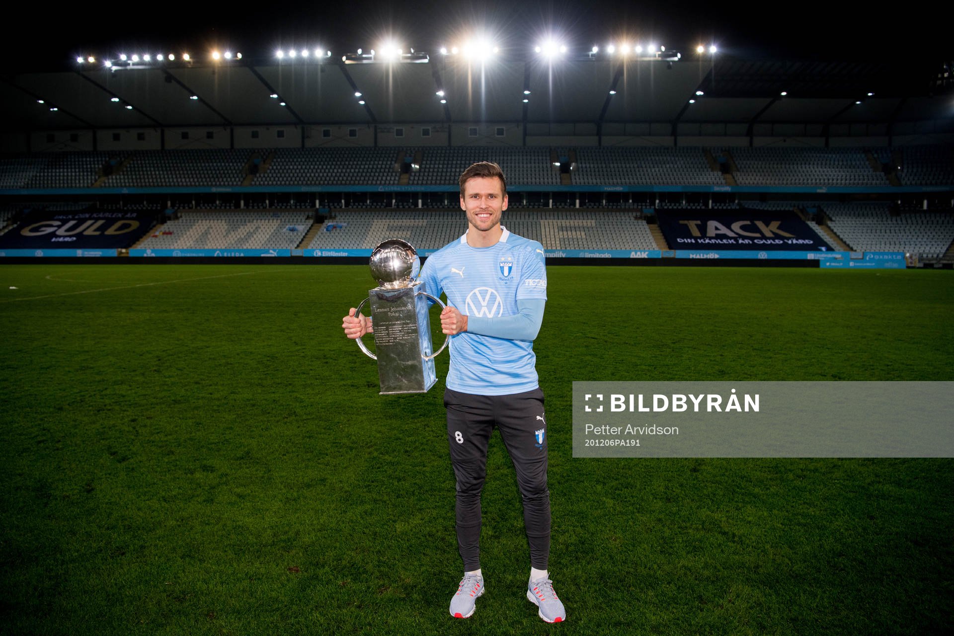 Malmö FFs Arnór Traustason med Lennart Johanssons pokal