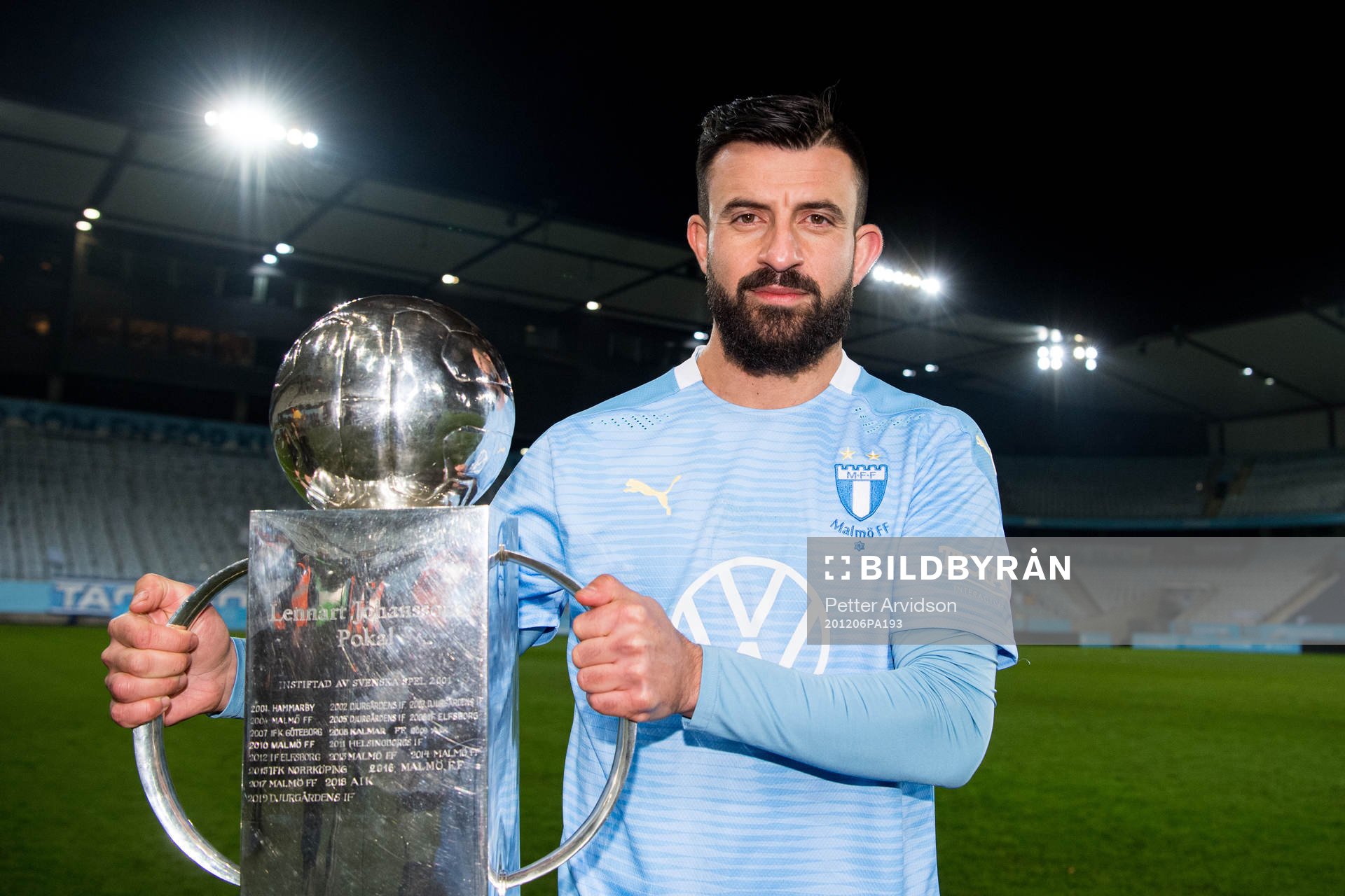 Malmö FFs Behrang Safari med Lennart Johanssons pokal
