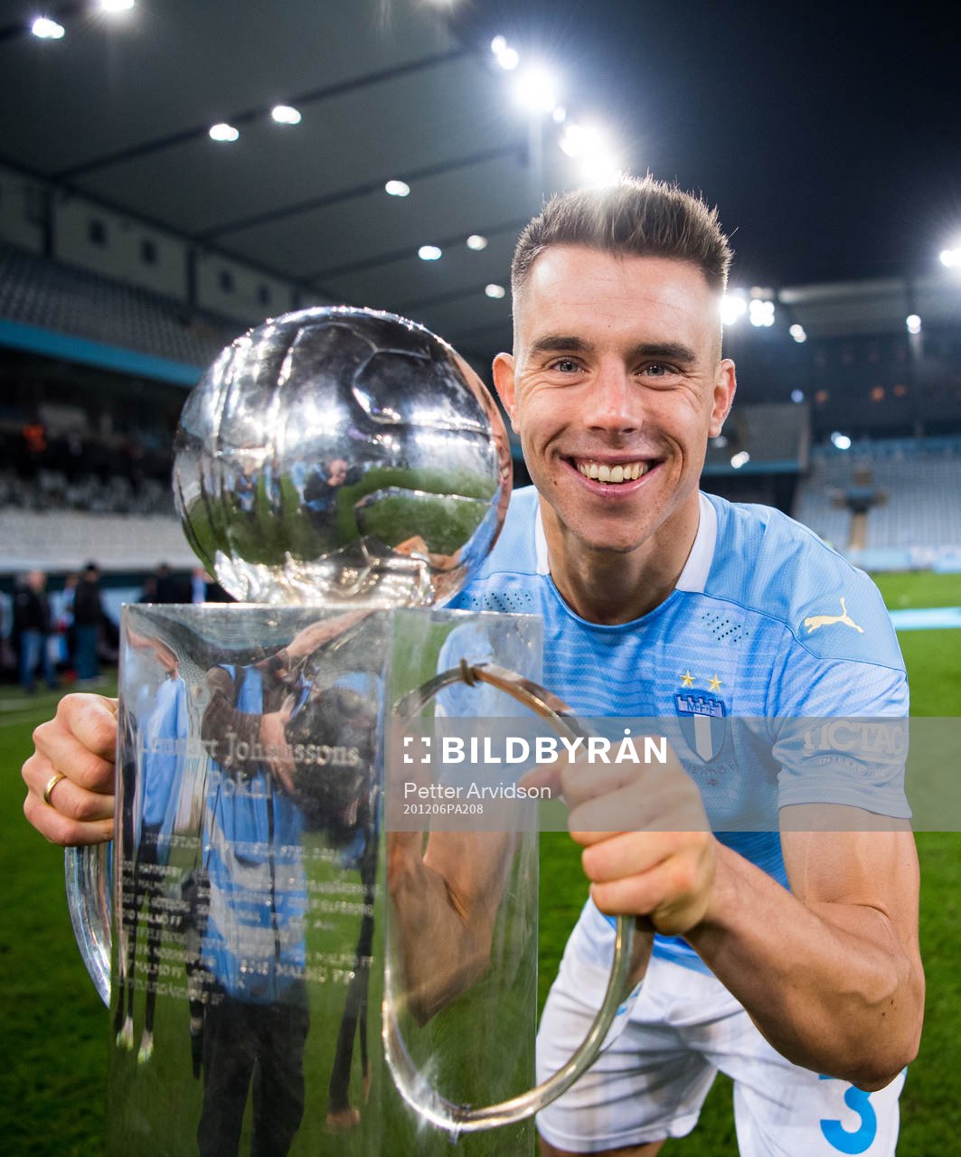 Malmö FFs Jonas Knudsen med Lennart Johanssons pokal