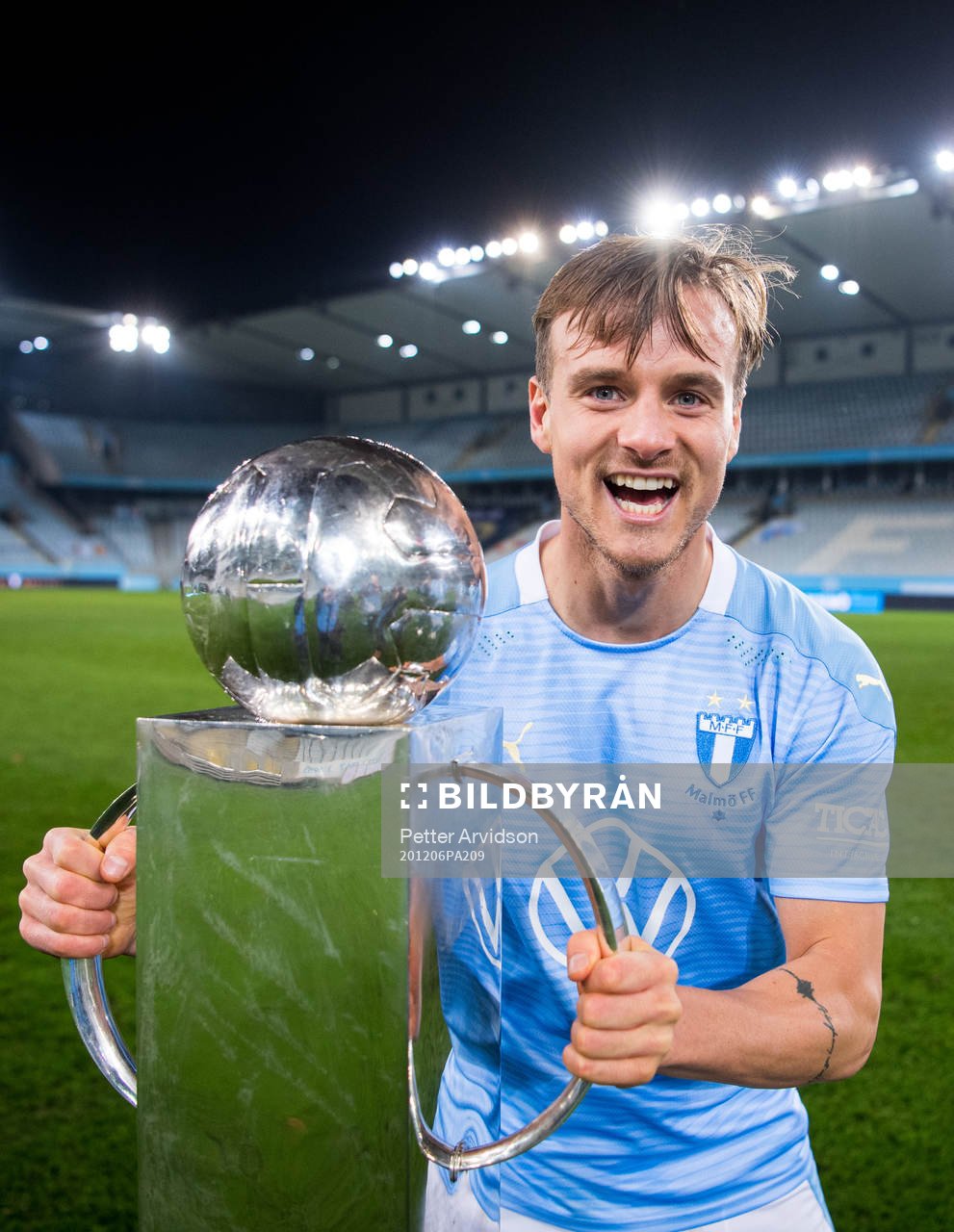 Malmö FFs Eric Larsson med Lennart Johanssons pokal
