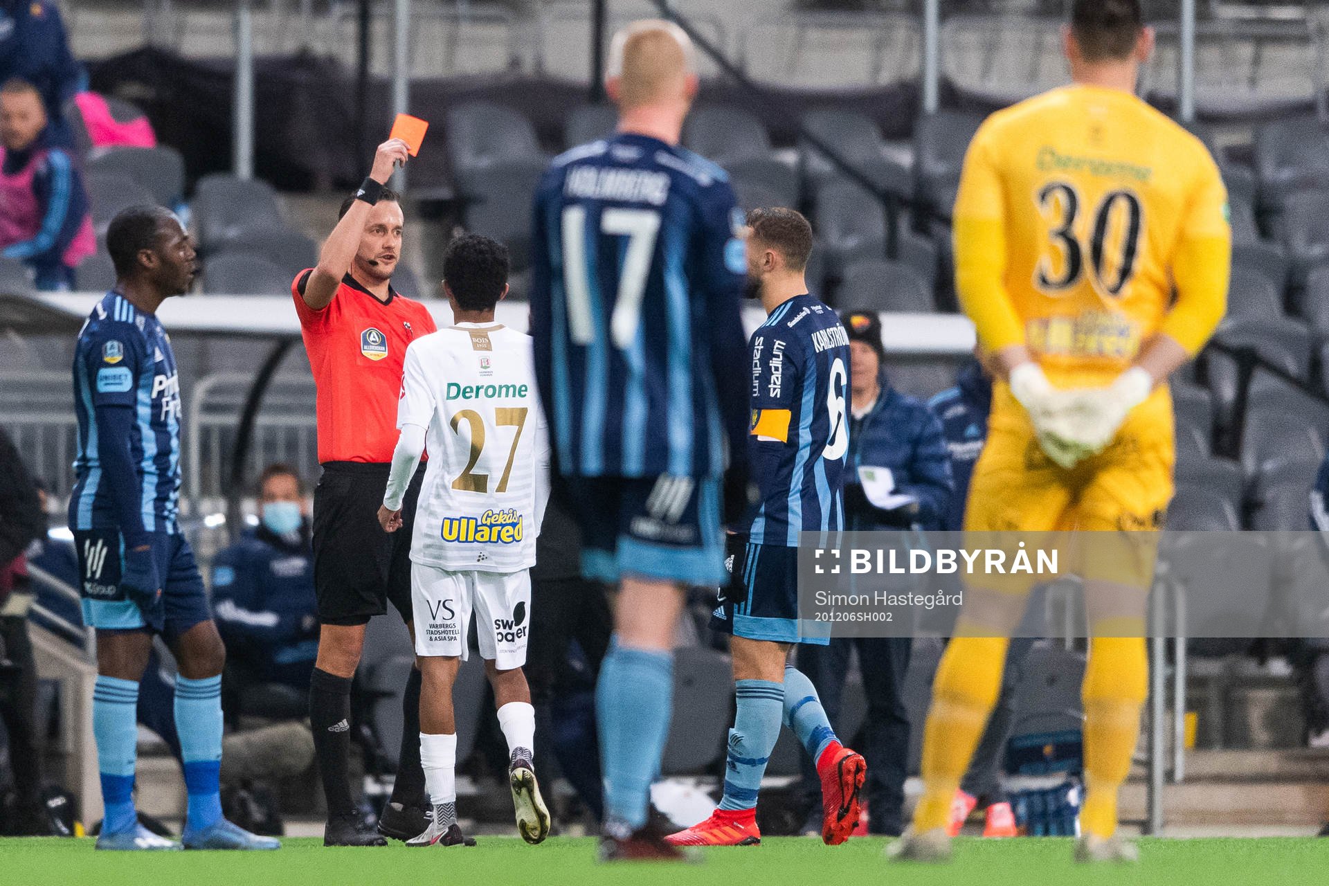 Varbergs Tashreeq Matthews får rött kort av domare Granit