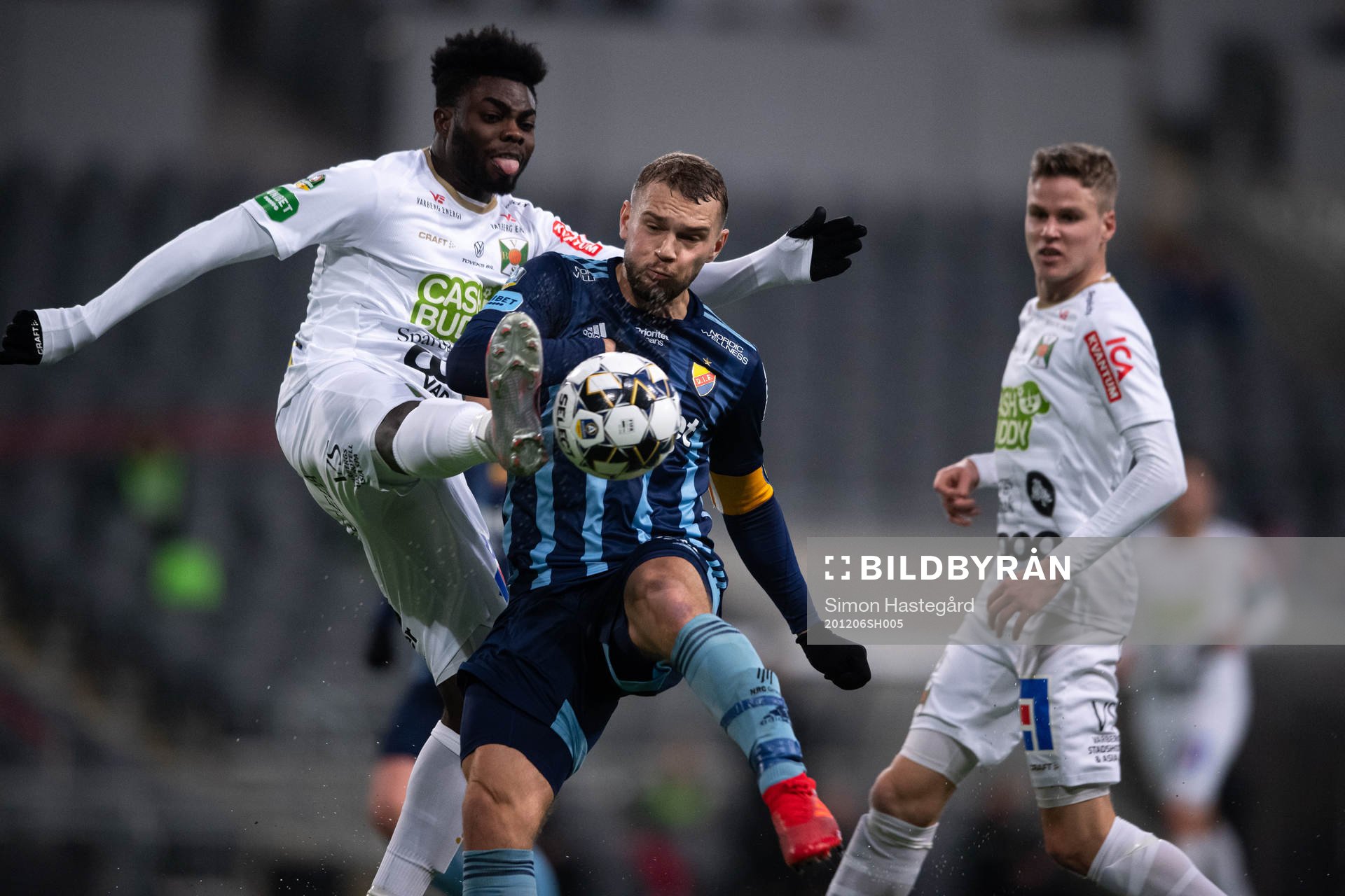 Varbergs Gideon Mensah och Djurgårdens Jesper Karlström