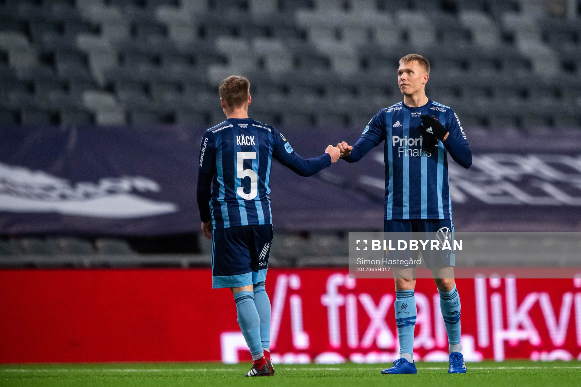 Djurgårdens Elliot Käck och Jonathan Augustinsson jublar efter under fotbollsmatchen i Allsvenskan mellan Djurgården och Varberg den 6 december 2020 i Stockholm.