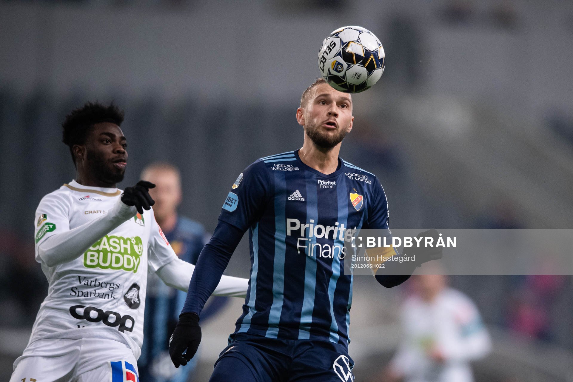Varbergs Gideon Mensah och Djurgårdens Jesper Karlström