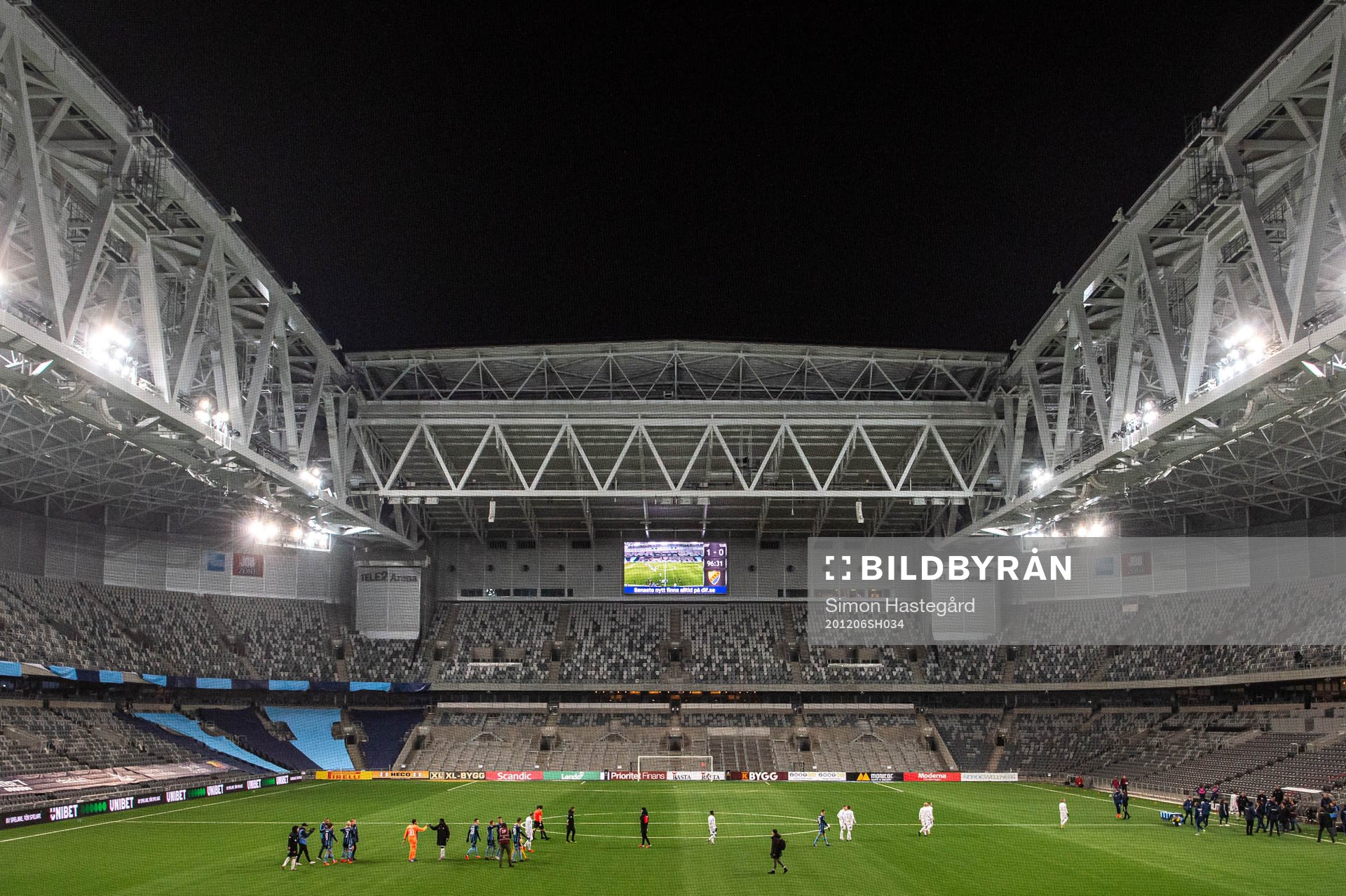 Djurgårdens och Varbergs spelare lämnar planen