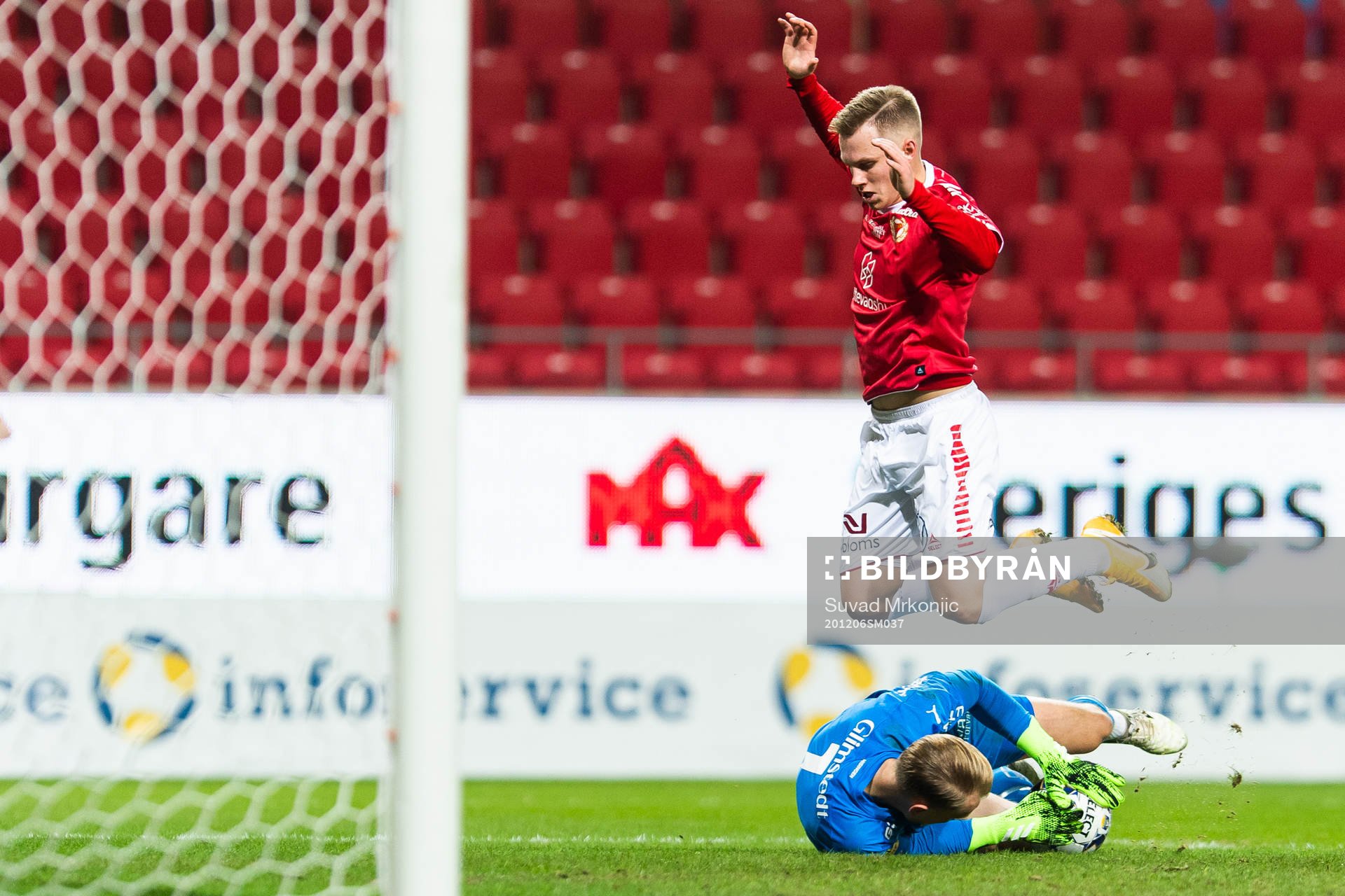 Kalmars Isak Jansson och Häckens målvakt Pontus Dahlberg