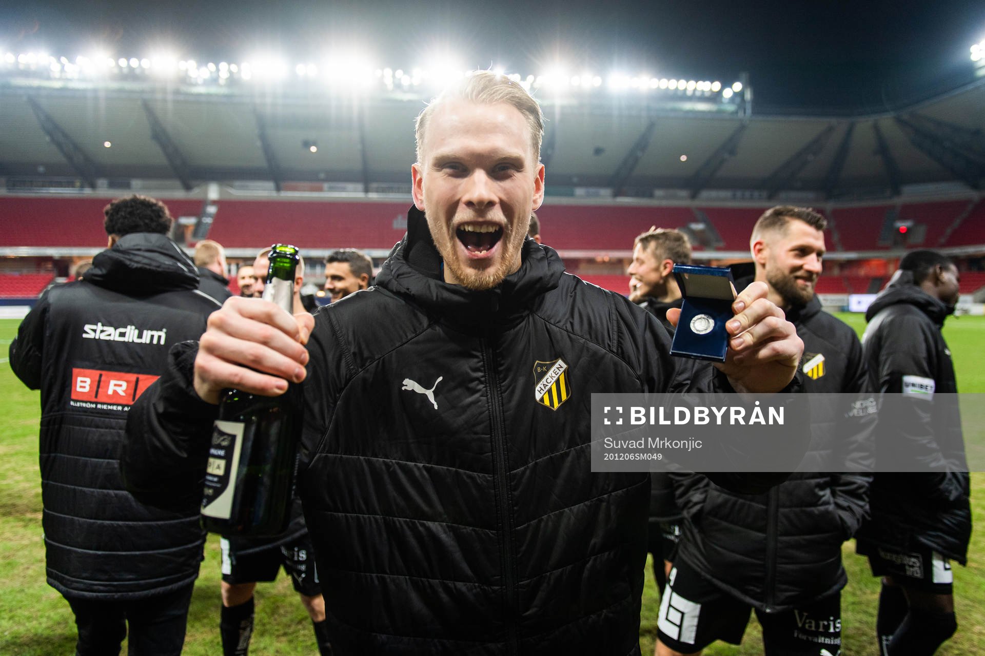 Häckens målvakt Pontus Dahlberg jublar med lilla silvret