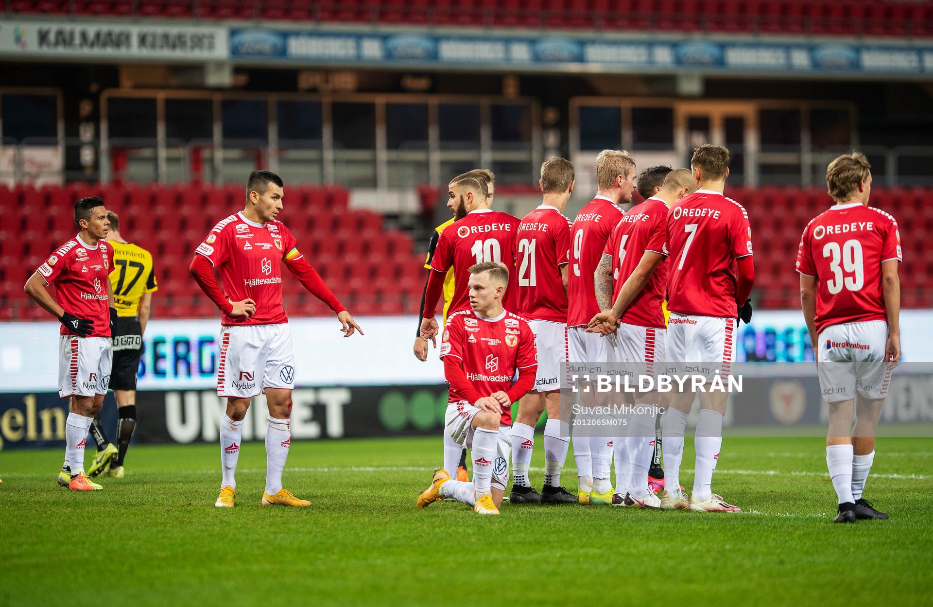 Kalmars spelare bildar försvarsmur
