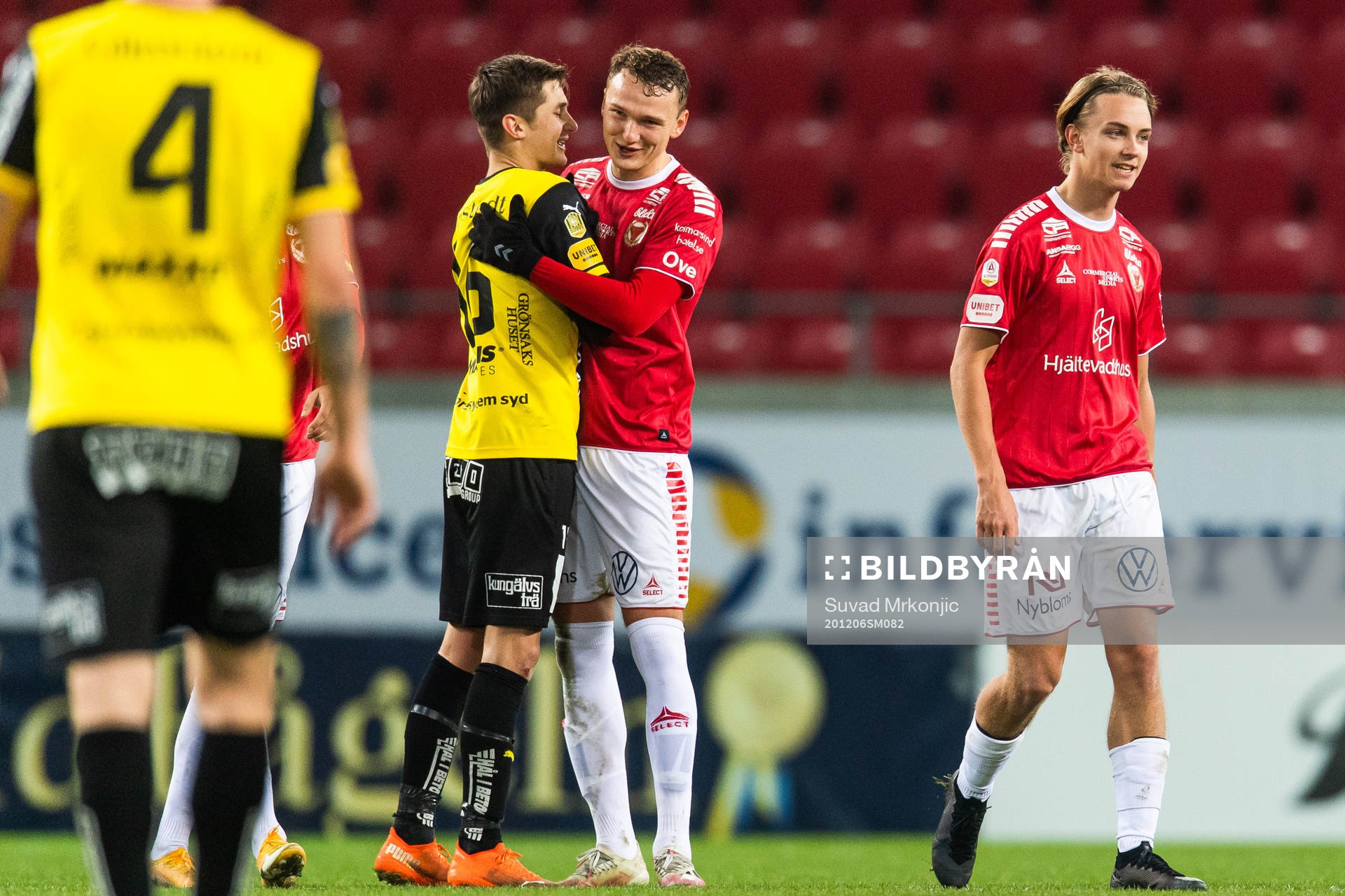 Kalmars Piotr Johansson och Häckens Leo Bengtsson kramas