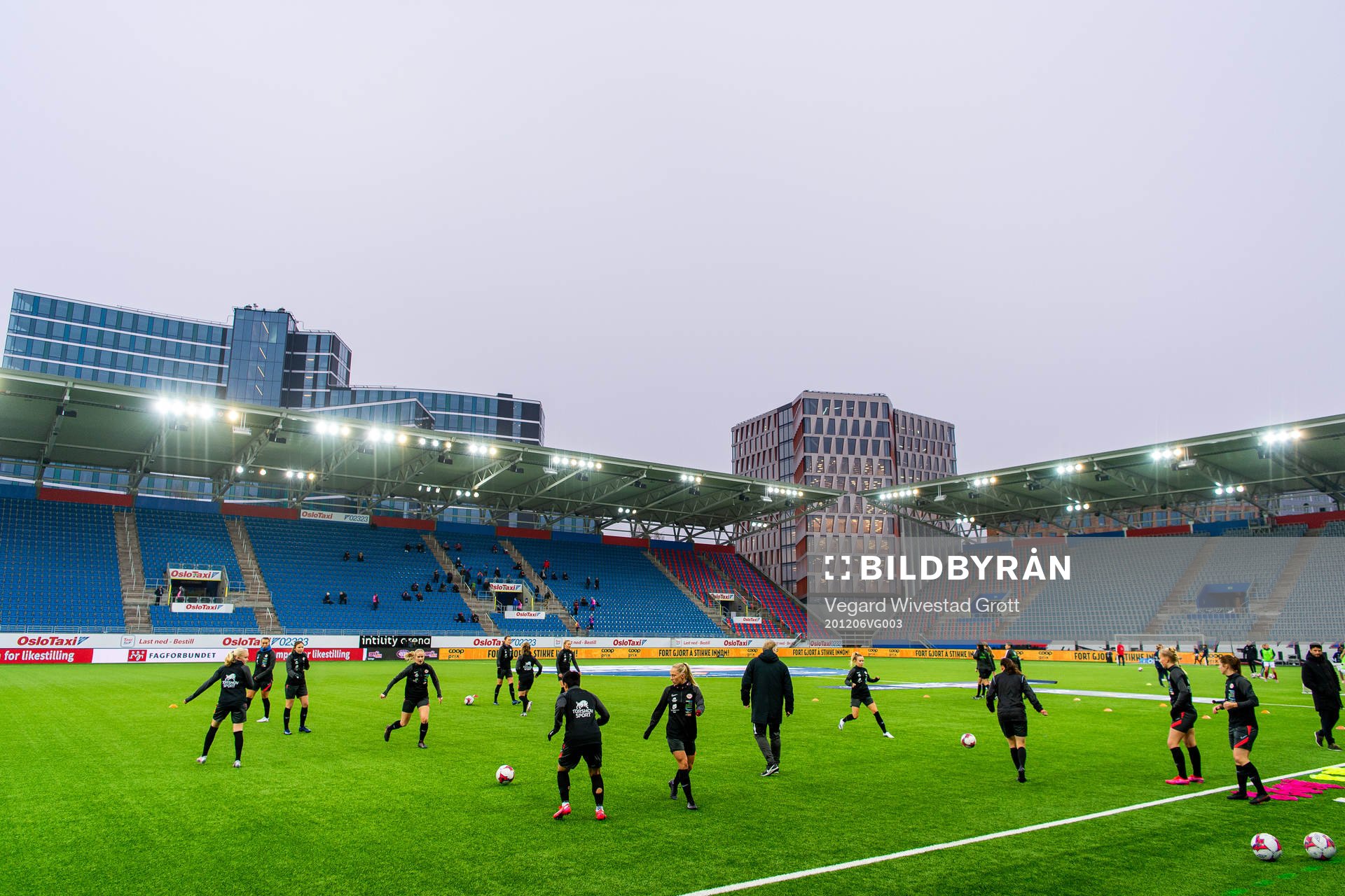 Players of Arna-Bjørnar warm up