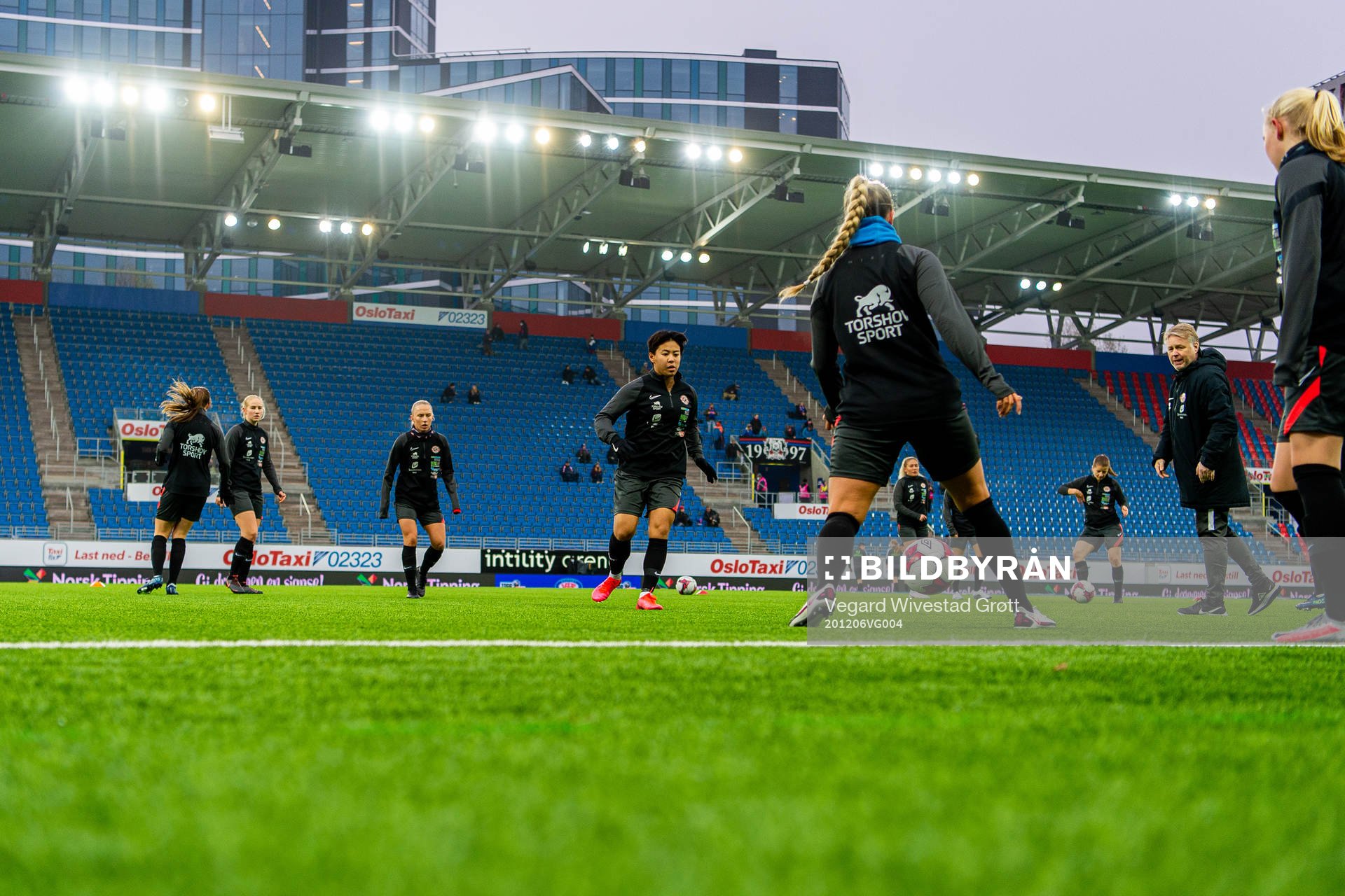 Meryll Abrahamsen of Arna-Bjørnar warms up