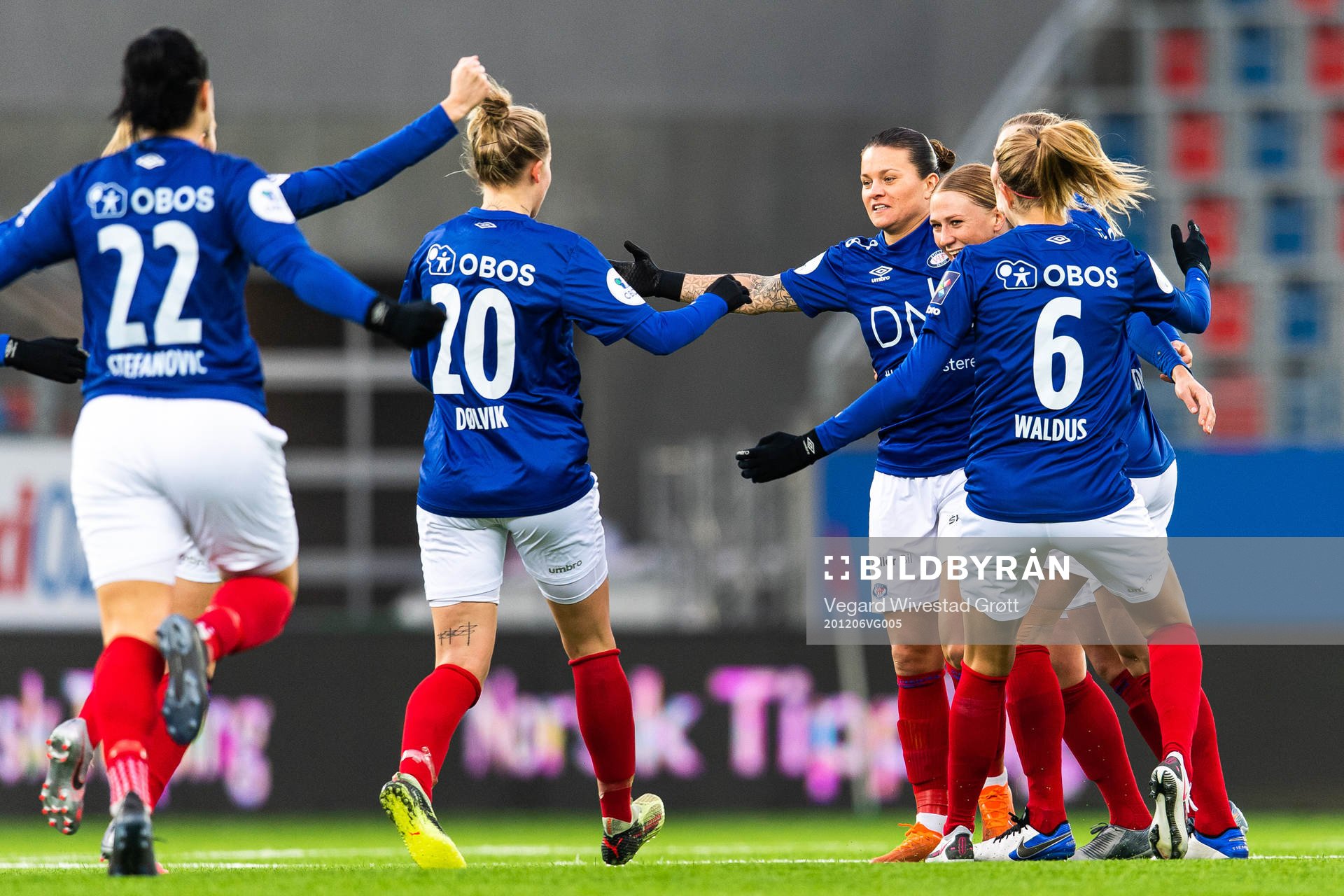 Sherida Spitse of Vålerenga celebrates with team mates