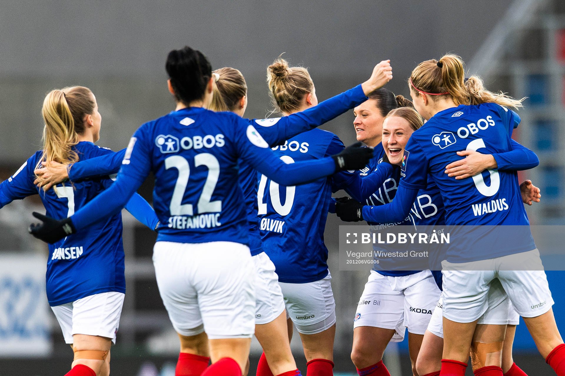Sherida Spitse of Vålerenga celebrates with team mates