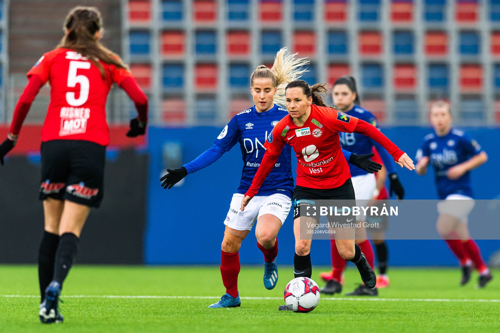 Sigrid Heien Hansen of Vålerenga and Marije Brummel of Arna-Bjørnar during the Toppserien football match between Vålerenga and Arna-Bjørnar on December 6, 2020 in Oslo.