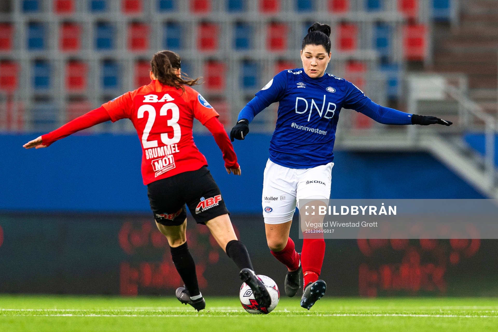 Marije Brummel of Arna-Bjørnar and Dejana Stefanovic of Vålerenga during the Toppserien football match between Vålerenga and Arna-Bjørnar on December 6, 2020 in Oslo.