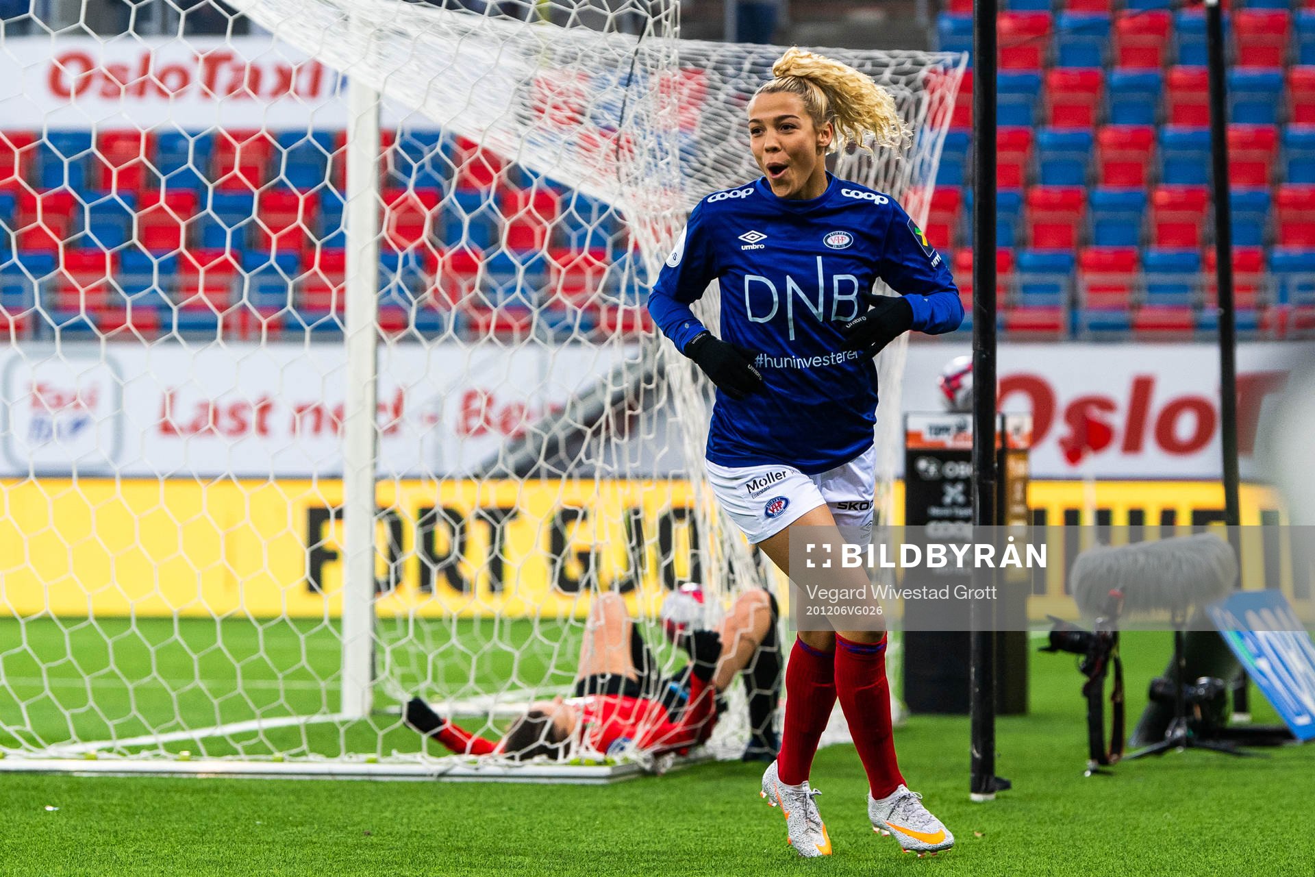 Celin Bizet Ildhusøy of Vålerenga celebrates