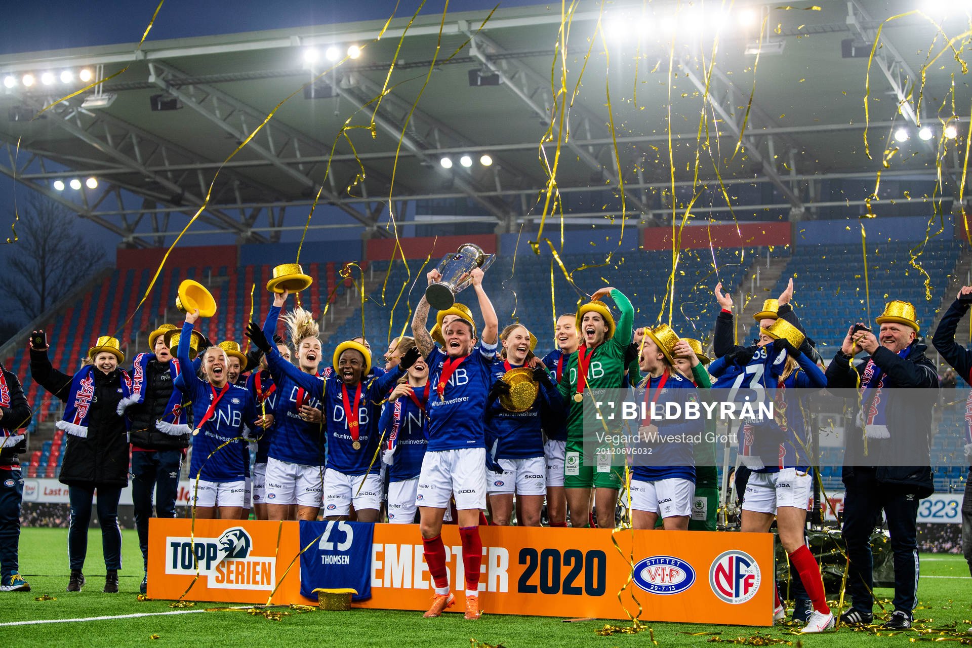 Sherida Spitse and the players of Vålerenga celebrate