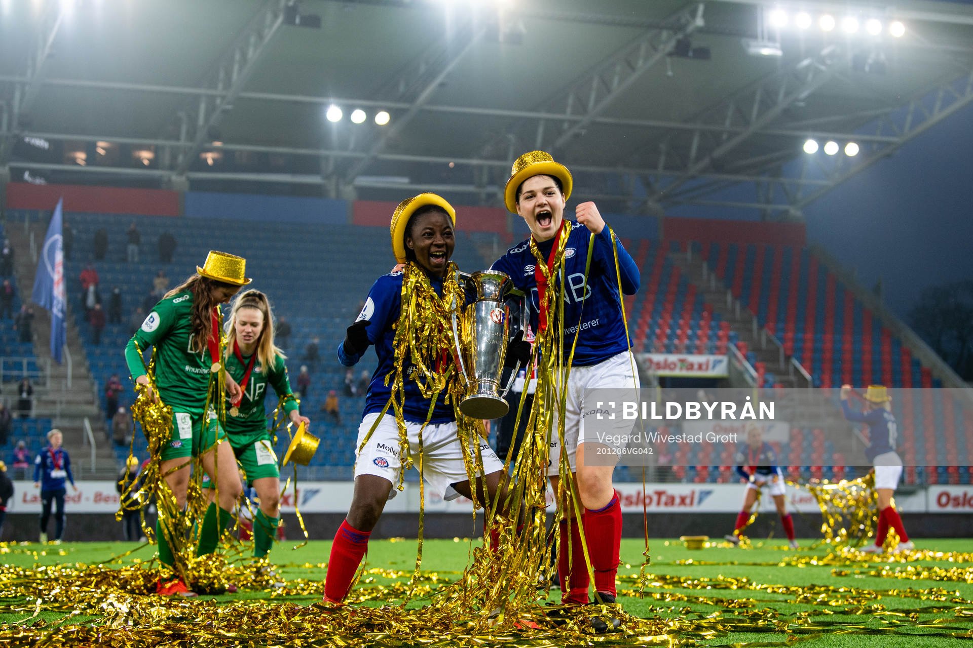 Ajara Njoya and Dejana Stefanovic of Vålerenga celebrate