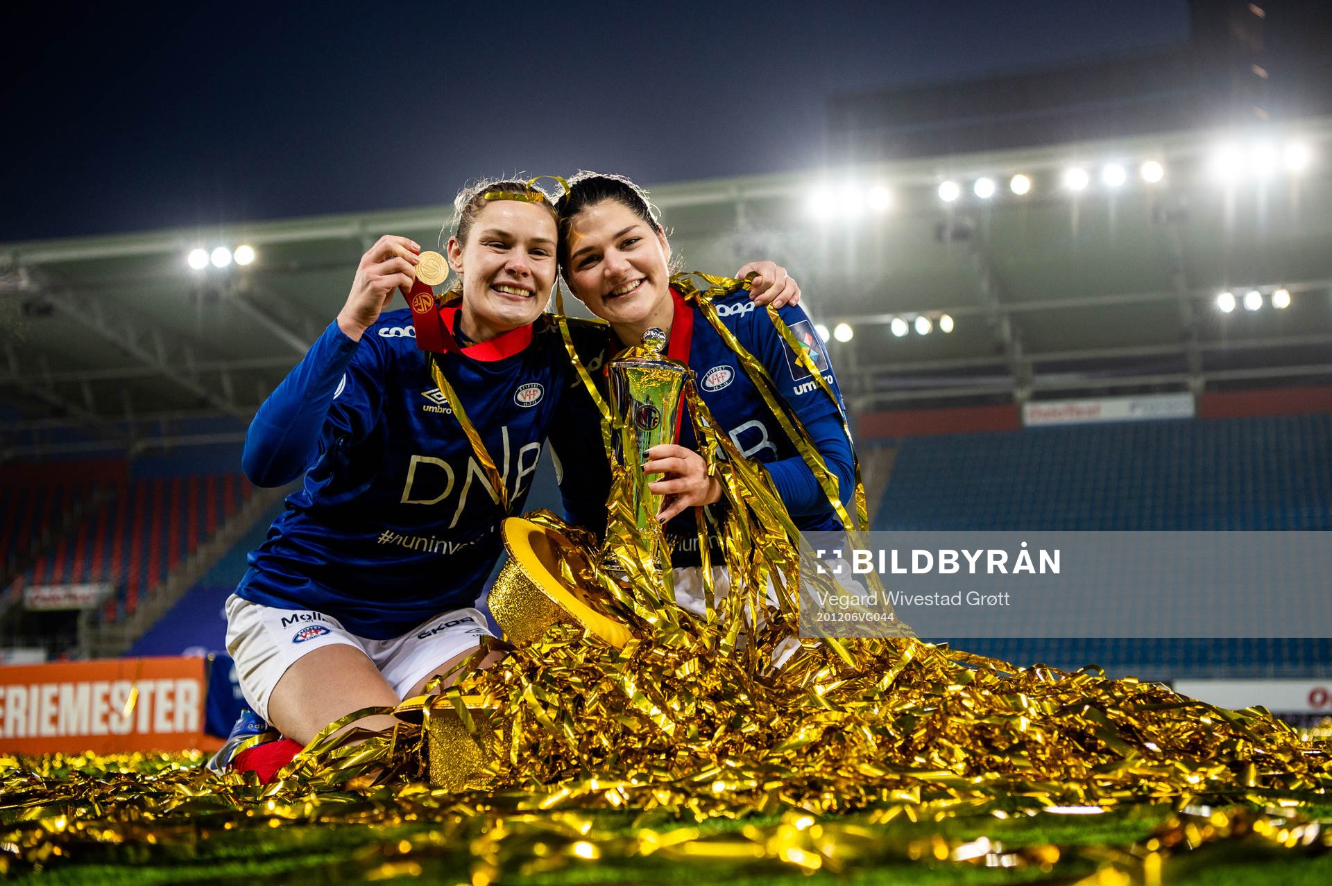 Andrine Tomter and Dejana Stefanovic of Vålerenga celebrate