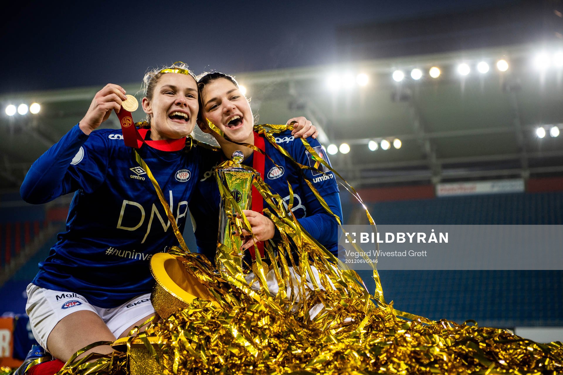 Andrine Tomter and Dejana Stefanovic of Vålerenga celebrate