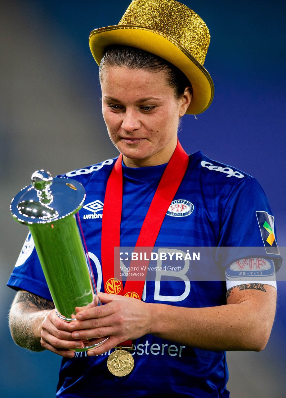 Sherida Spitse of Vålerenga celebrates winning the league
