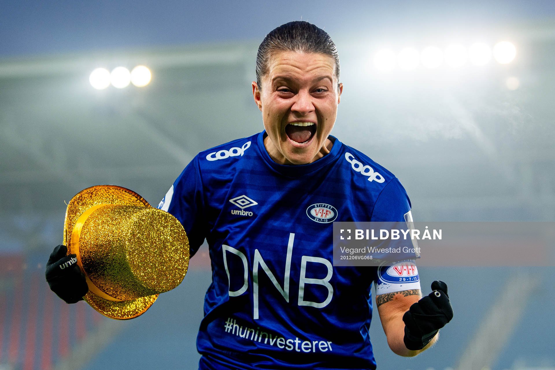 Sherida Spitse of Vålerenga celebrates winning the league