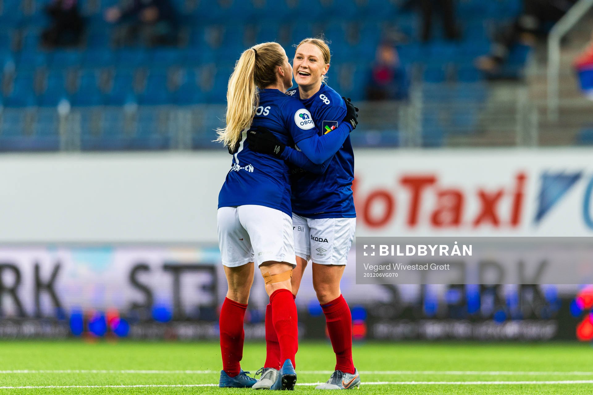 Catherine Bott of Vålerenga celebrates with teammate
