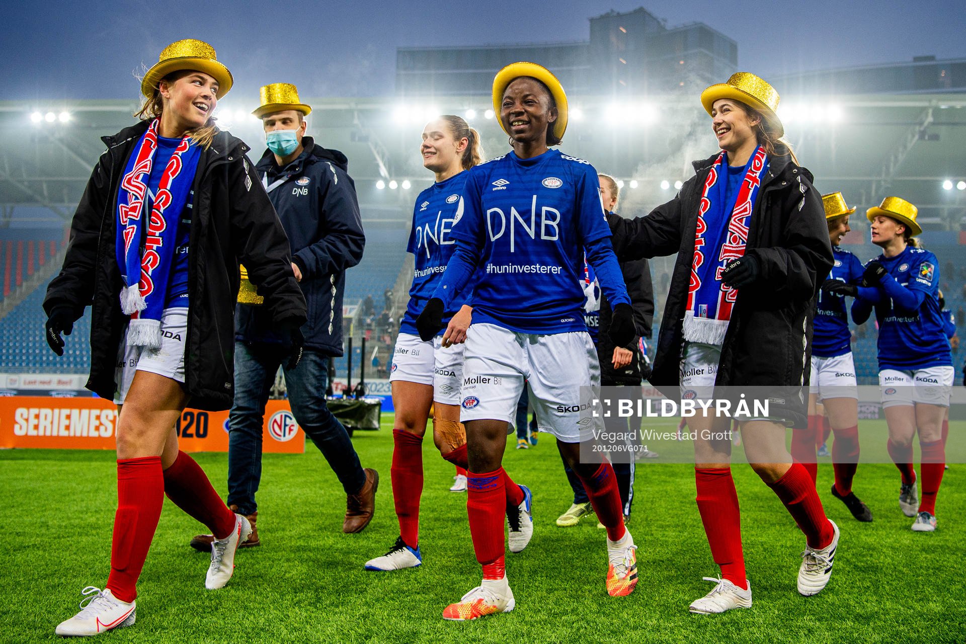 Mia Rostad Huse and Ajara Njoya of Vålerenga celebrate