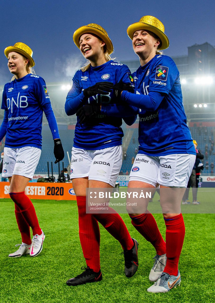 Emilie Østerås and Catherine Bott of Vålerenga celebrate