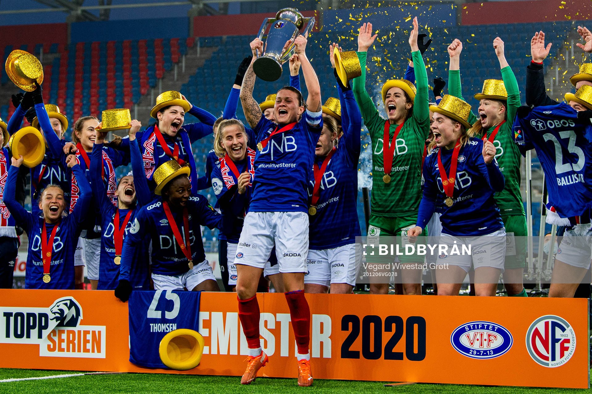 Sherida Spitse and the players of Vålerenga celebrate