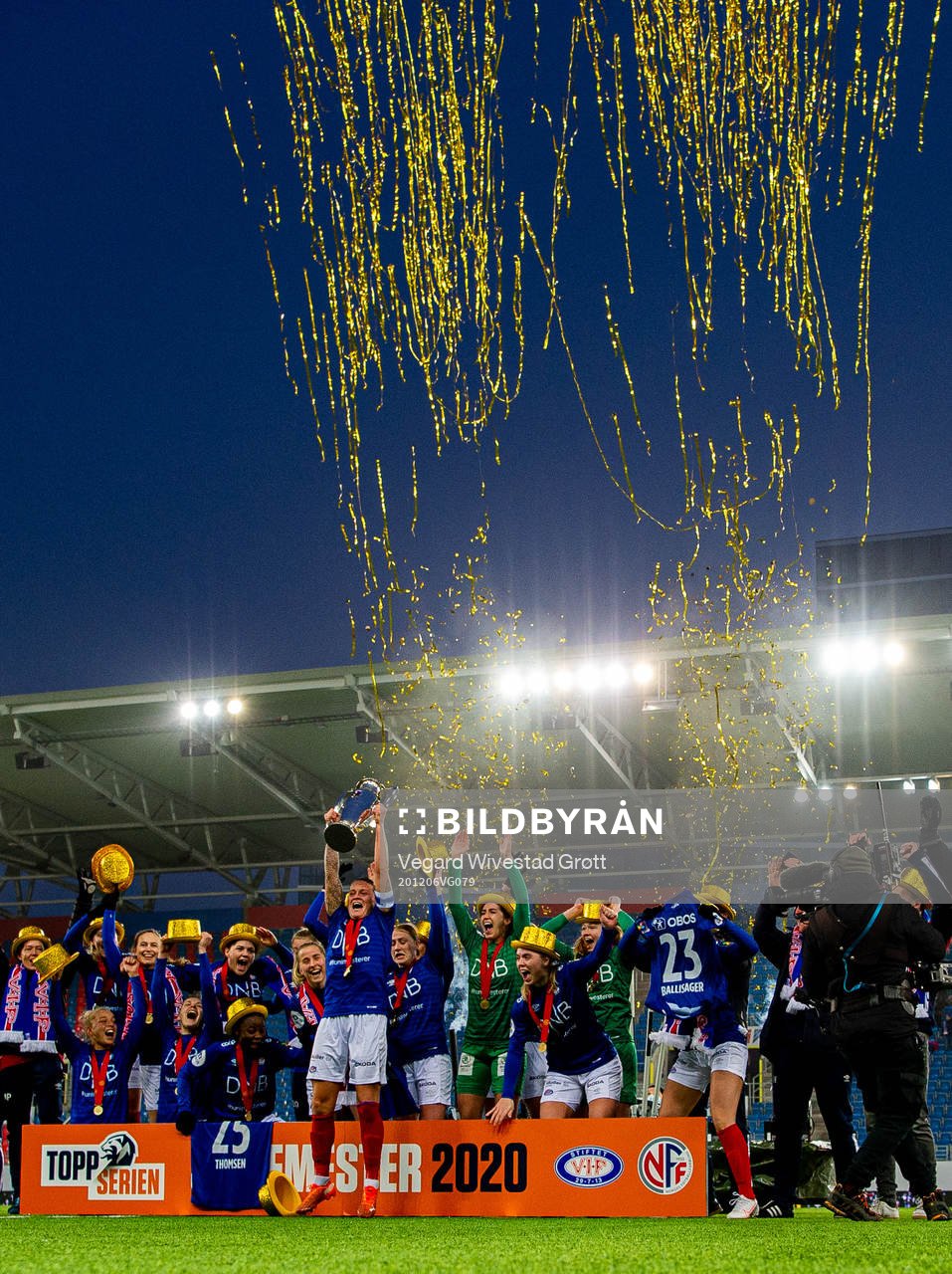 Sherida Spitse and the players of Vålerenga celebrate