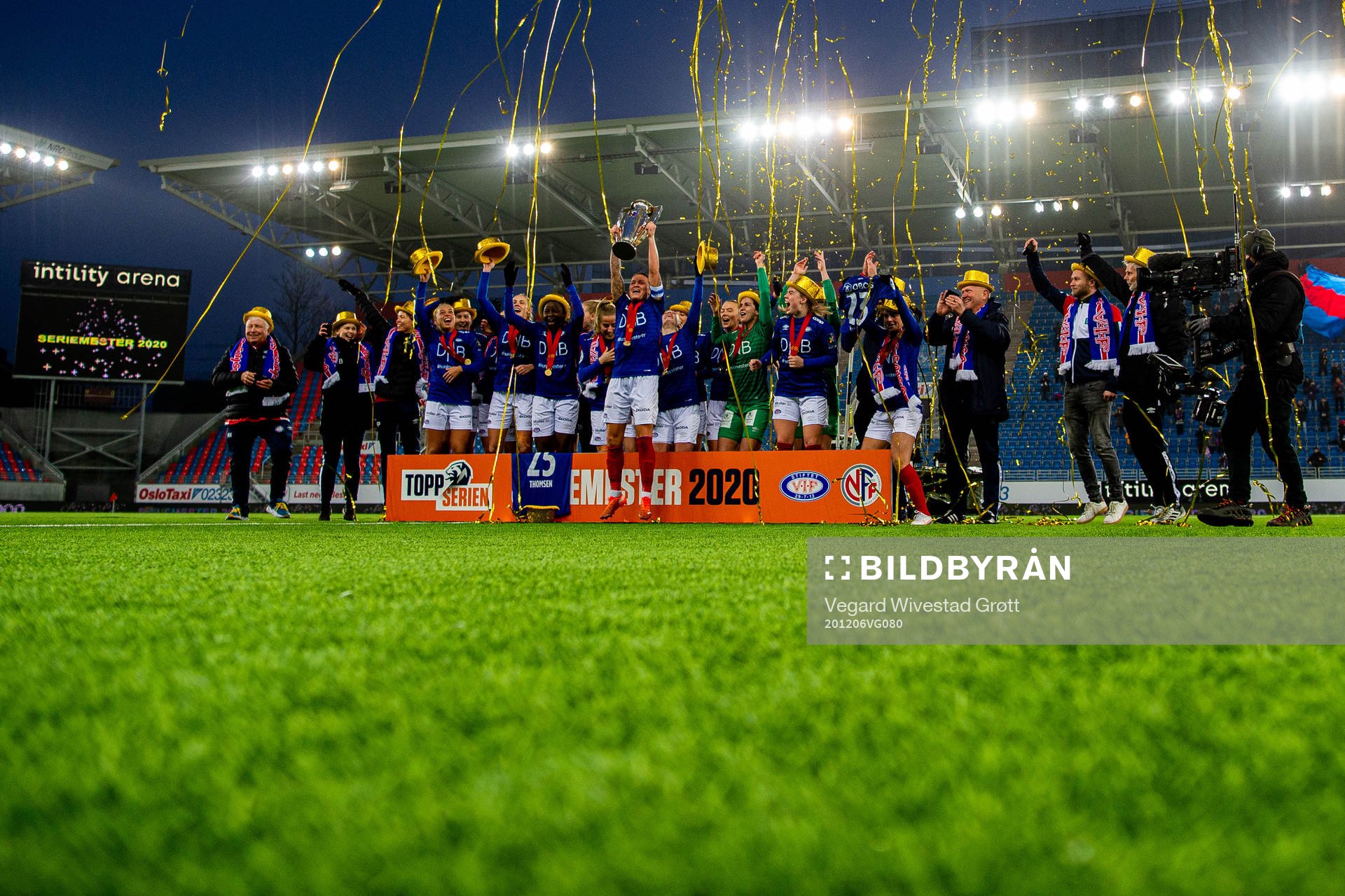 Sherida Spitse and the players of Vålerenga celebrate