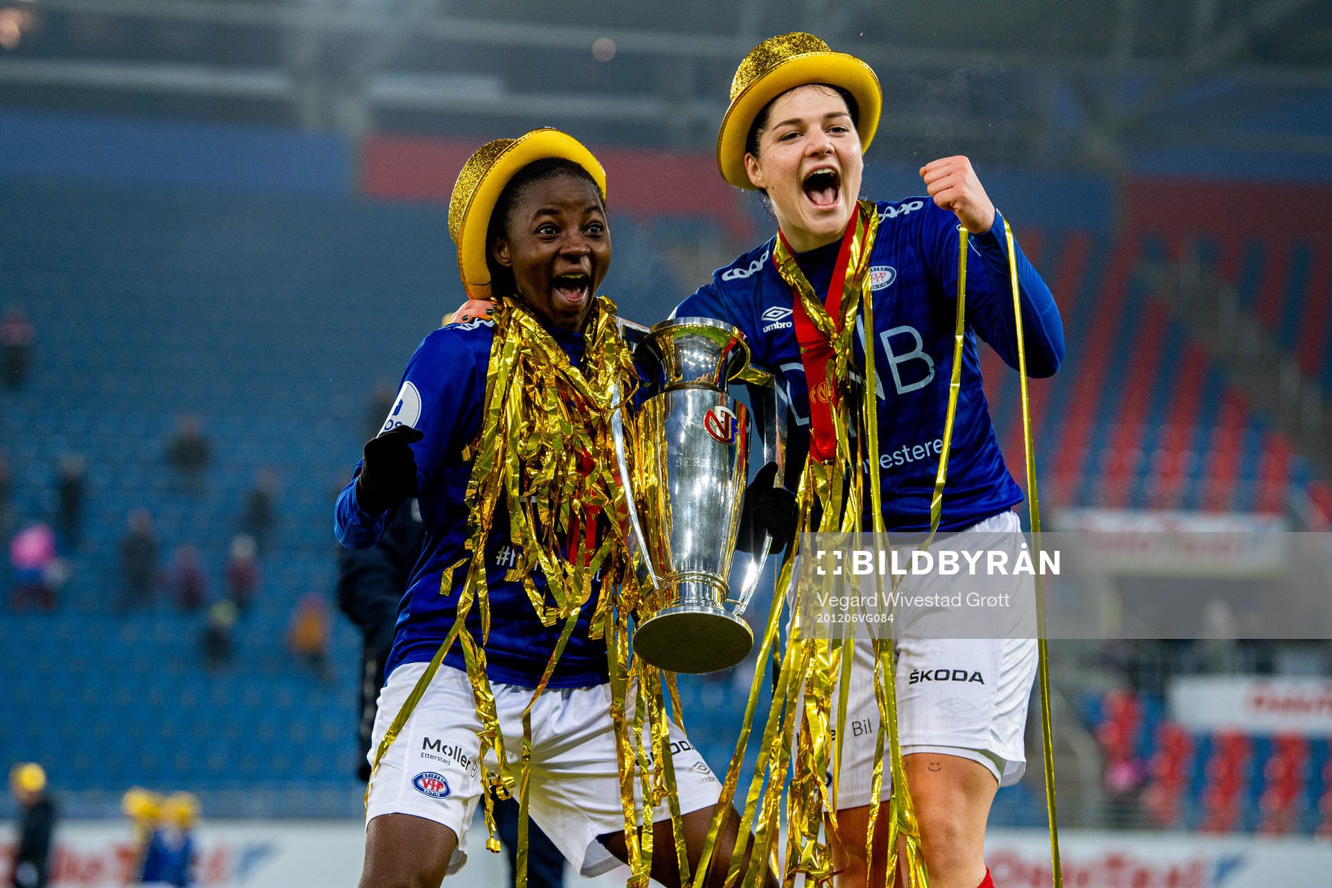 Ajara Njoya and Dejana Stefanovic of Vålerenga celebrate