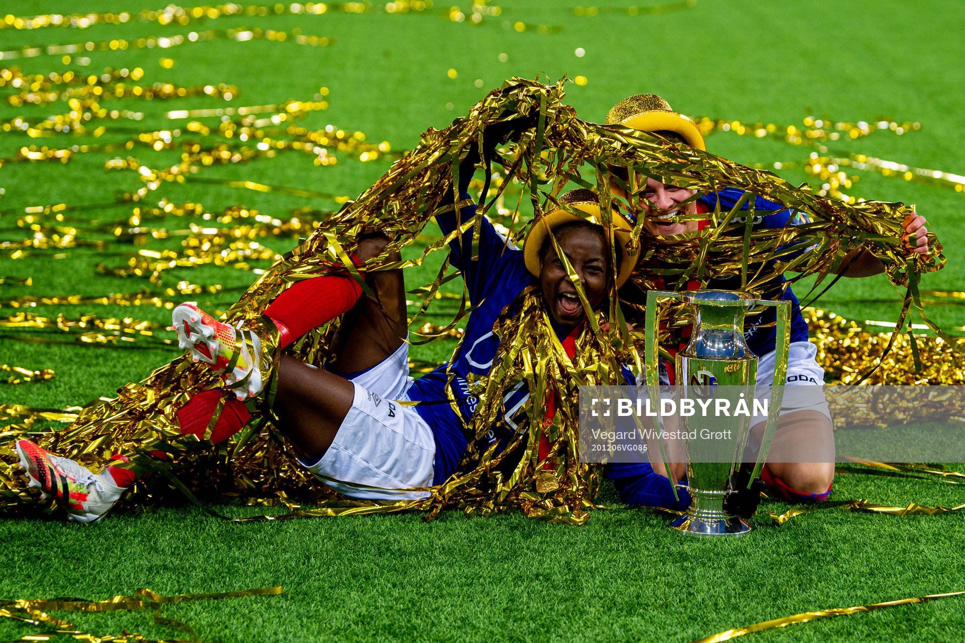 Ajara Njoya and Sherida Spitse of Vålerenga celebrate