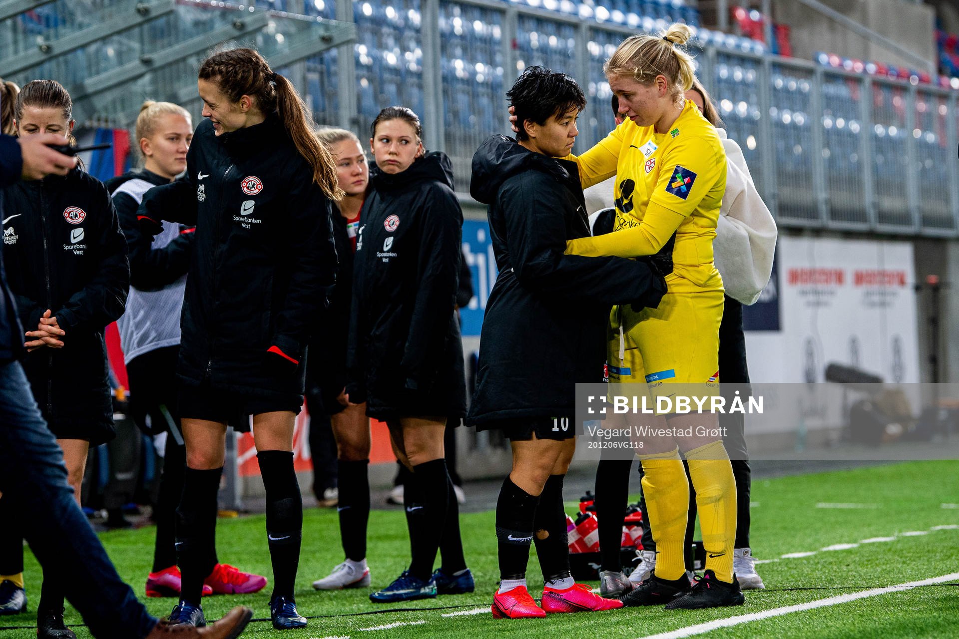 Meryll Abrahamsen and goalkeeper Moa Edrud look dejected