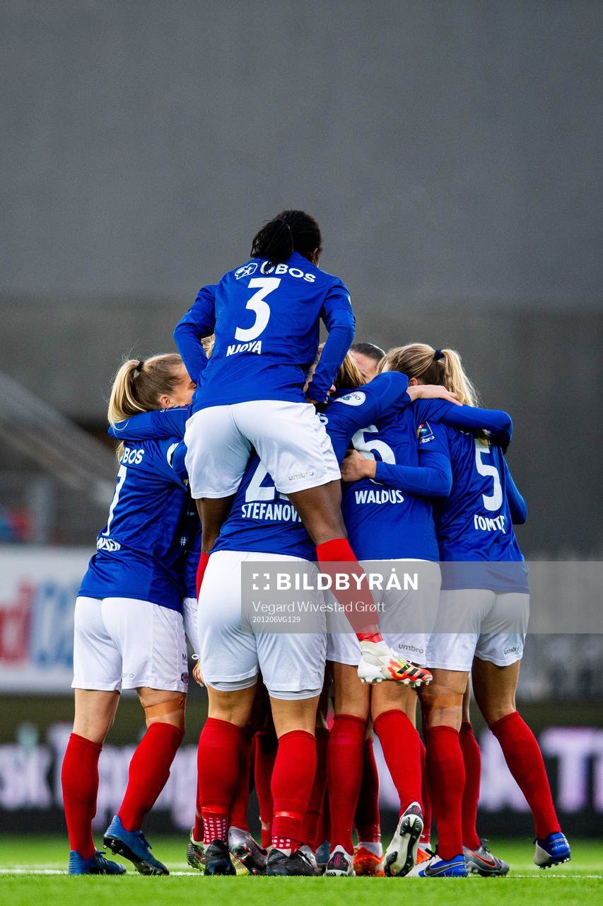Ajara Njoya and the players of Vålerenga celebrate the 1-0