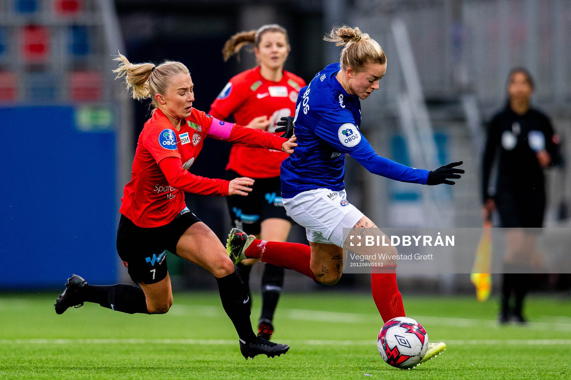 Thea Bjelde of Arna-Bjørnar and Marie Dølvik Markussen of