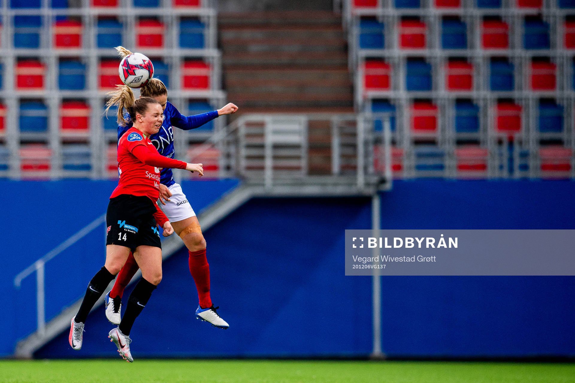 Martine Midtbø of Arna-Bjørnar and Andrine Tomter of