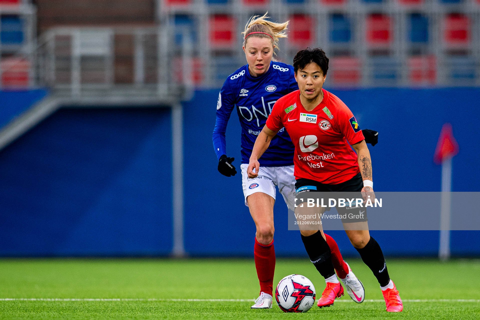 Maruschka Waldus of Vålerenga and Meryll Abrahamsen of