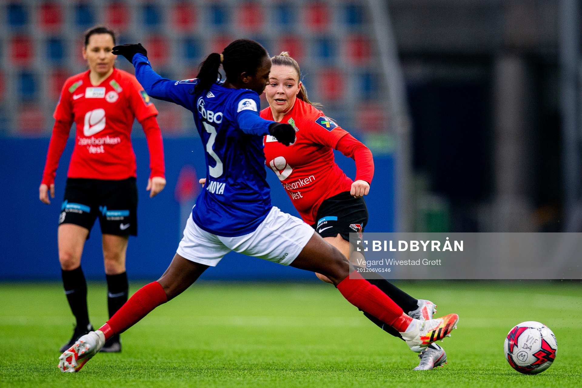 Ajara Njoya of Vålerenga and Martine Midtbø of
