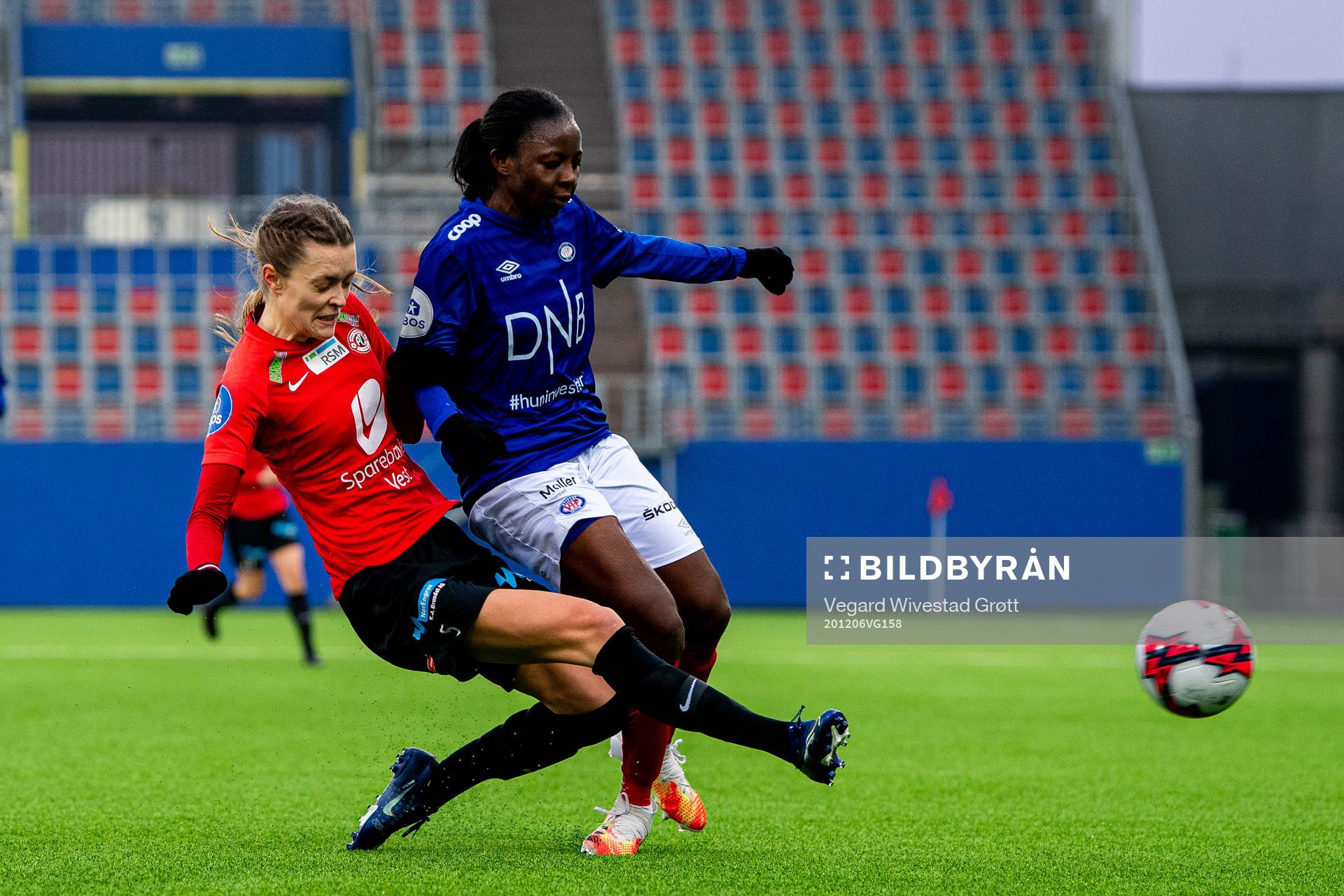 Kristin Risnes of Arna-Bjørnar and Ajara Njoya of